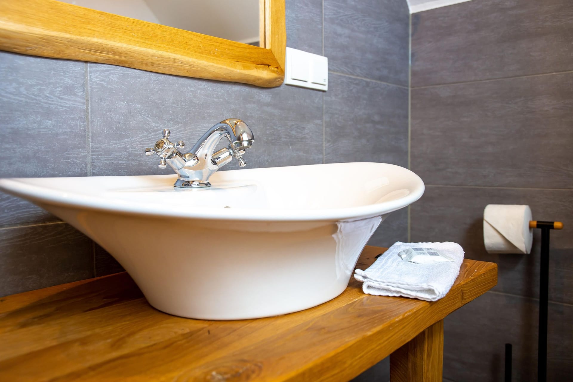 Modernes Badezimmer mit Waschbecken auf Holz