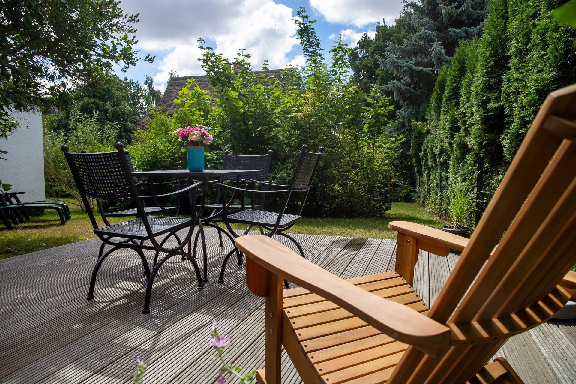 Terrasse mit Holzstuhl und Blumen