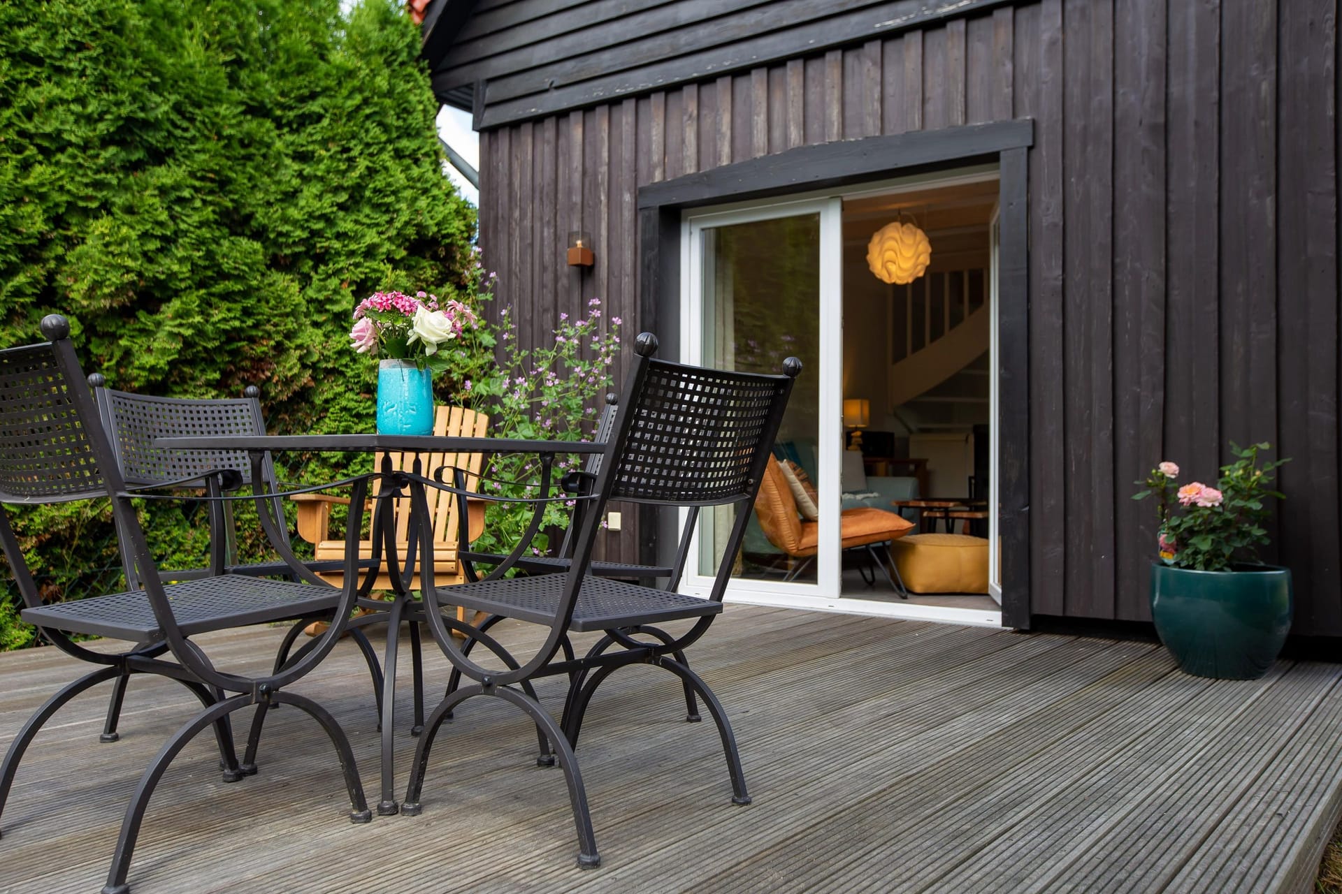 Terrasse mit Tisch und Stühlen