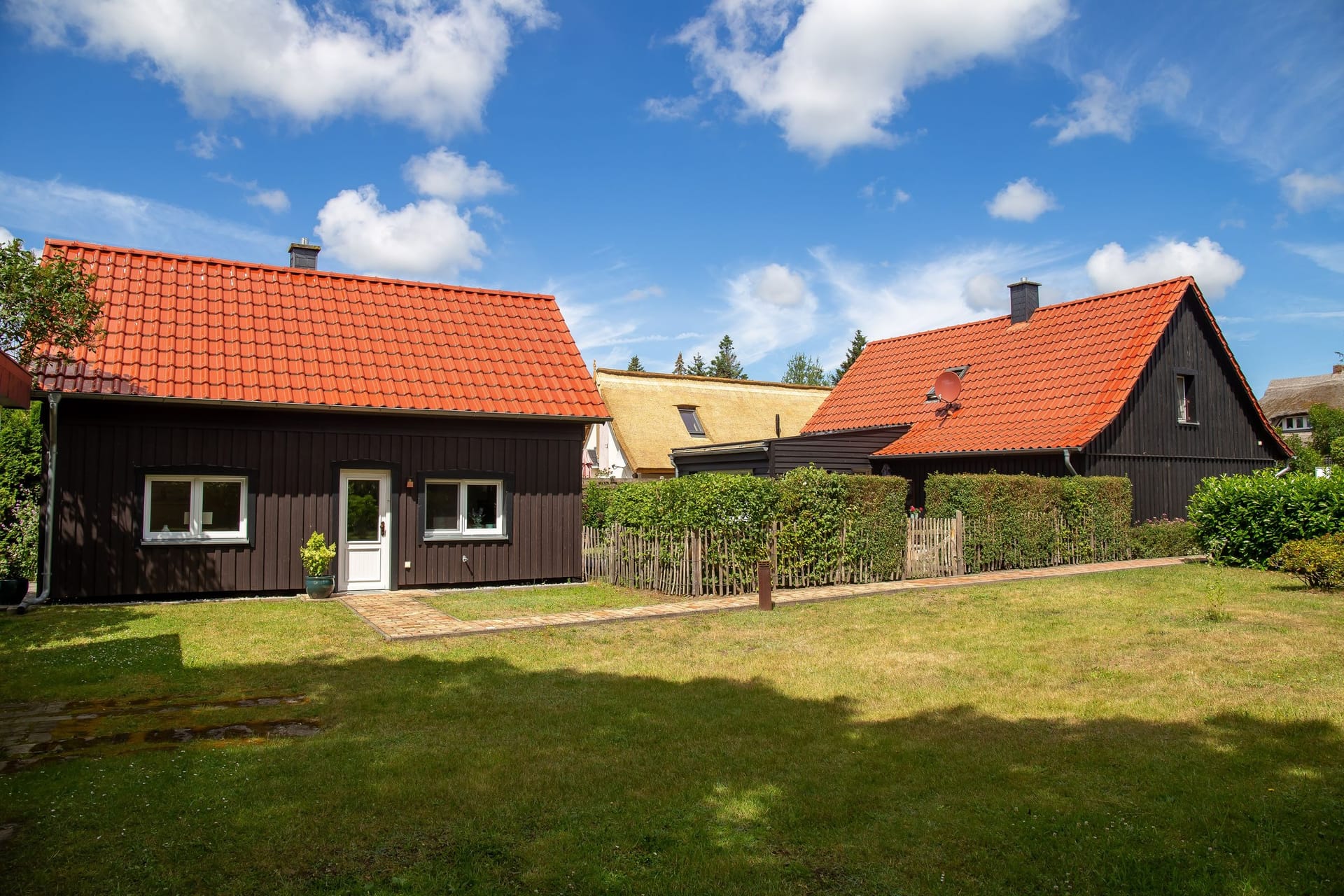 Außenansicht eines Ferienhauses mit Garten
