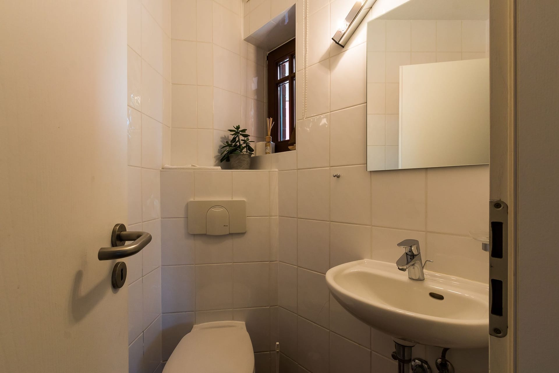 Kompaktes Badezimmer mit Waschbecken und Toilette