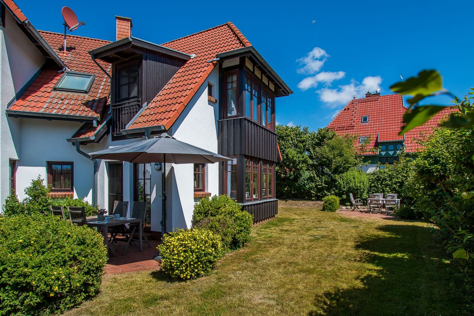 Außenansicht eines Hauses mit Garten und Terrasse