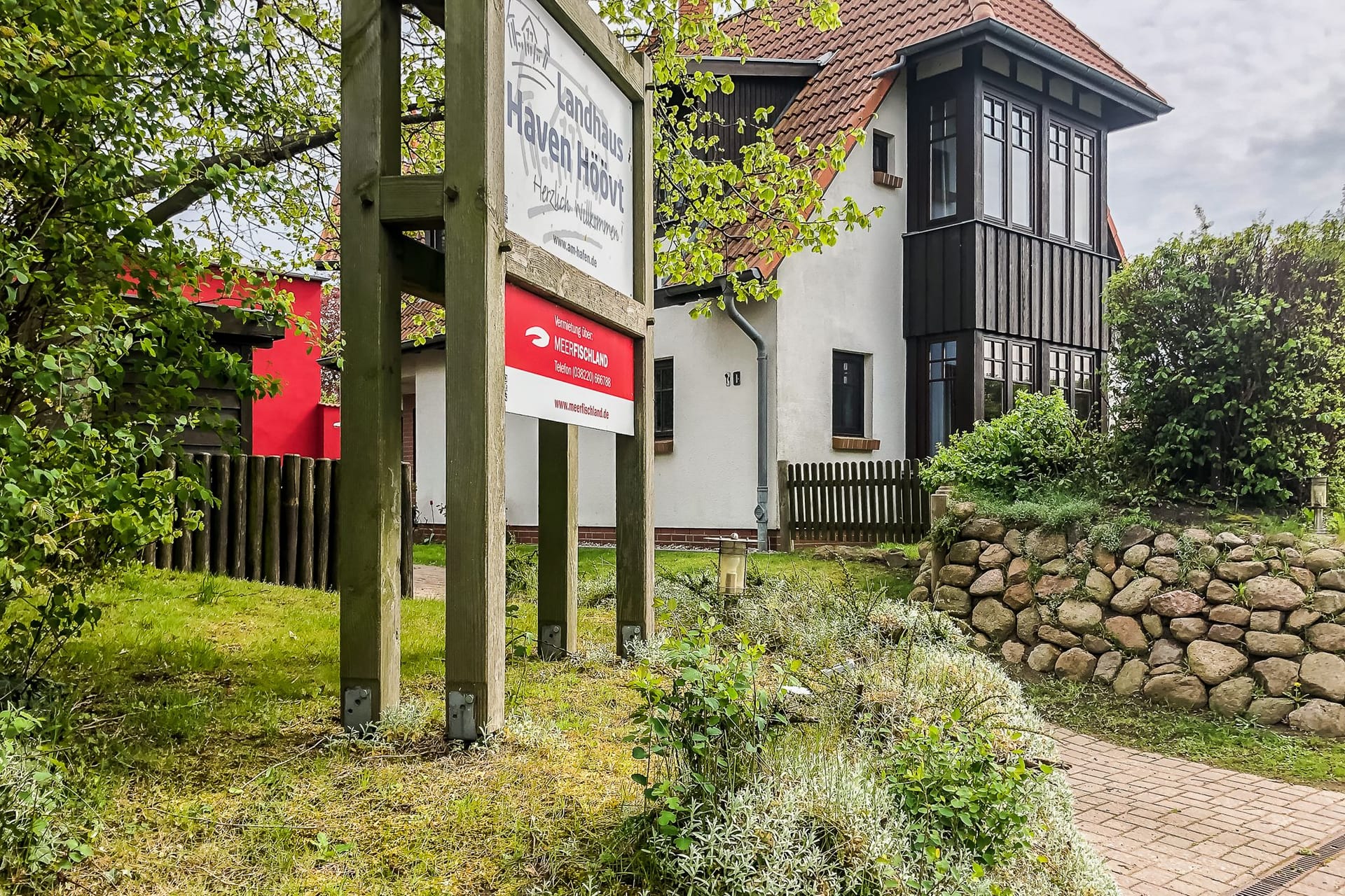 Außenansicht eines Ferienhauses mit Garten
