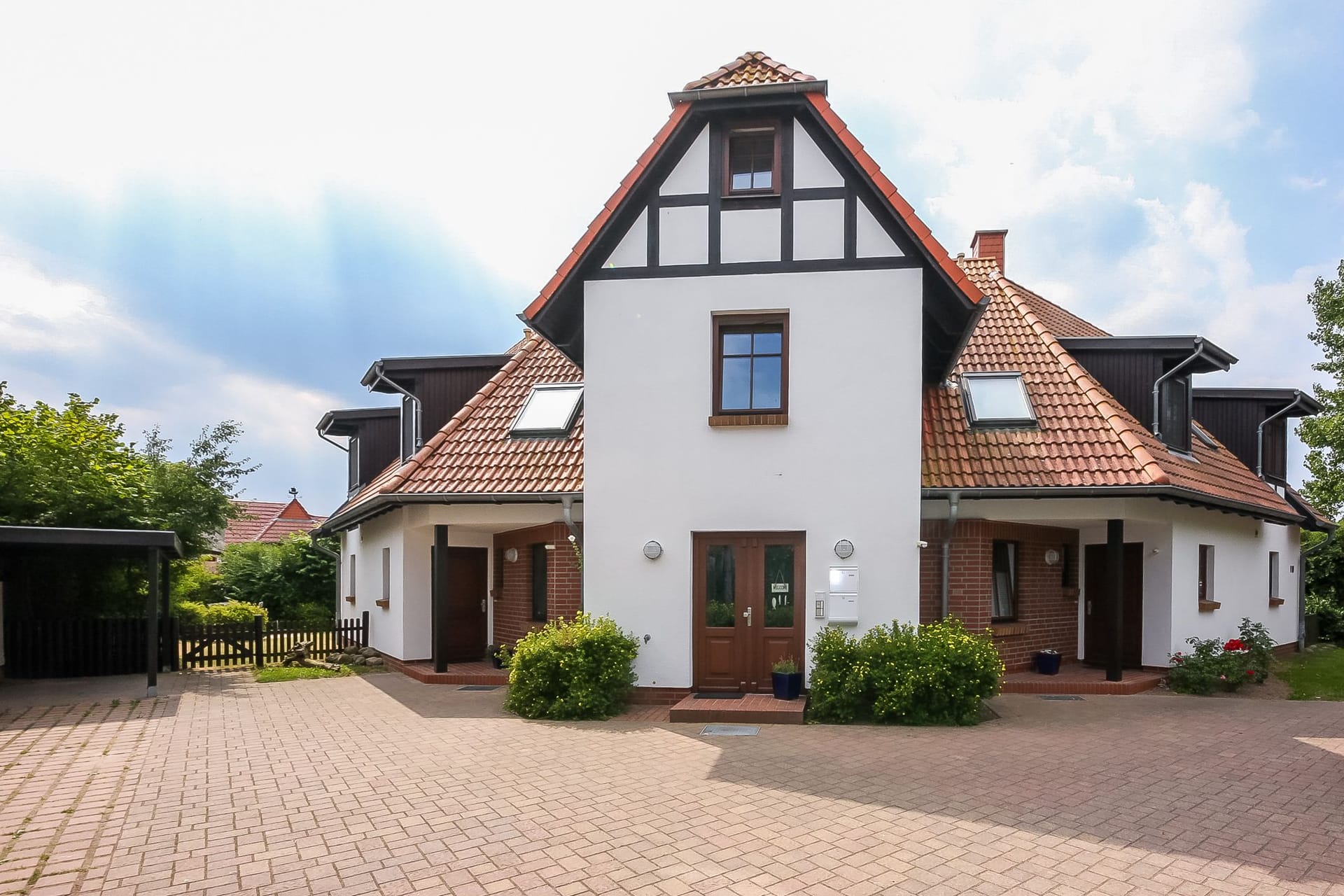 Außenansicht eines charmanten zweigeschossigen Hauses
