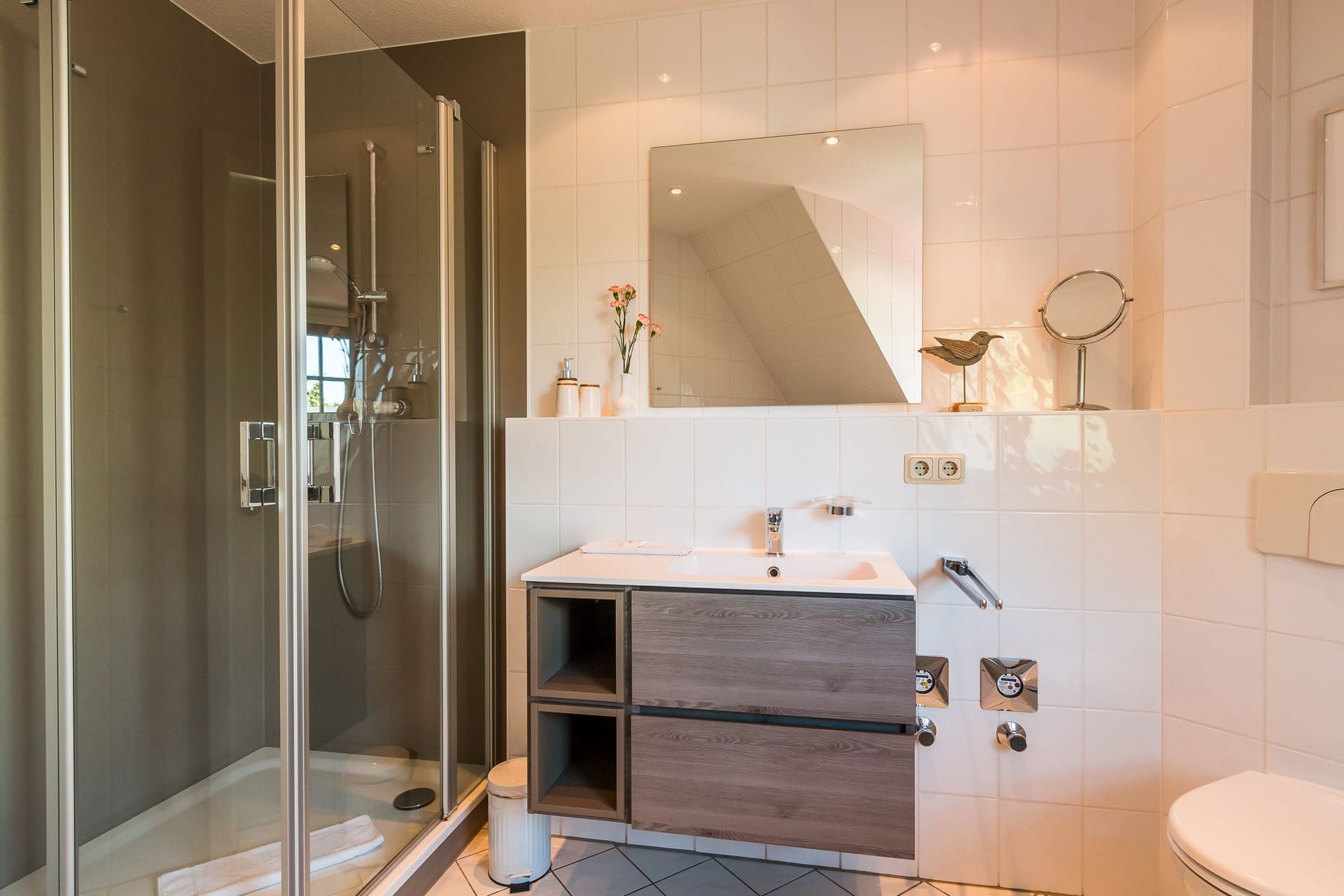 Modernes Badezimmer mit Dusche und Waschbecken