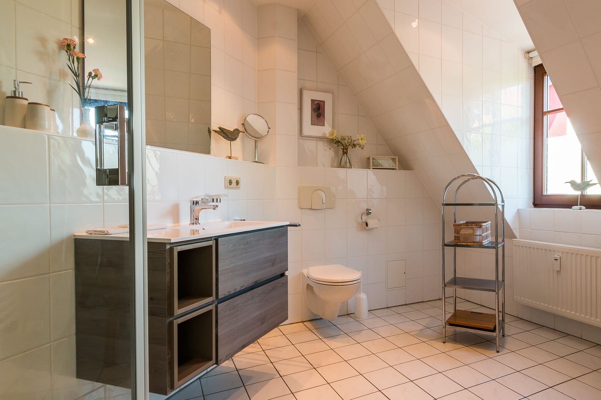 Modernes Badezimmer mit Dusche und elegantem Regal