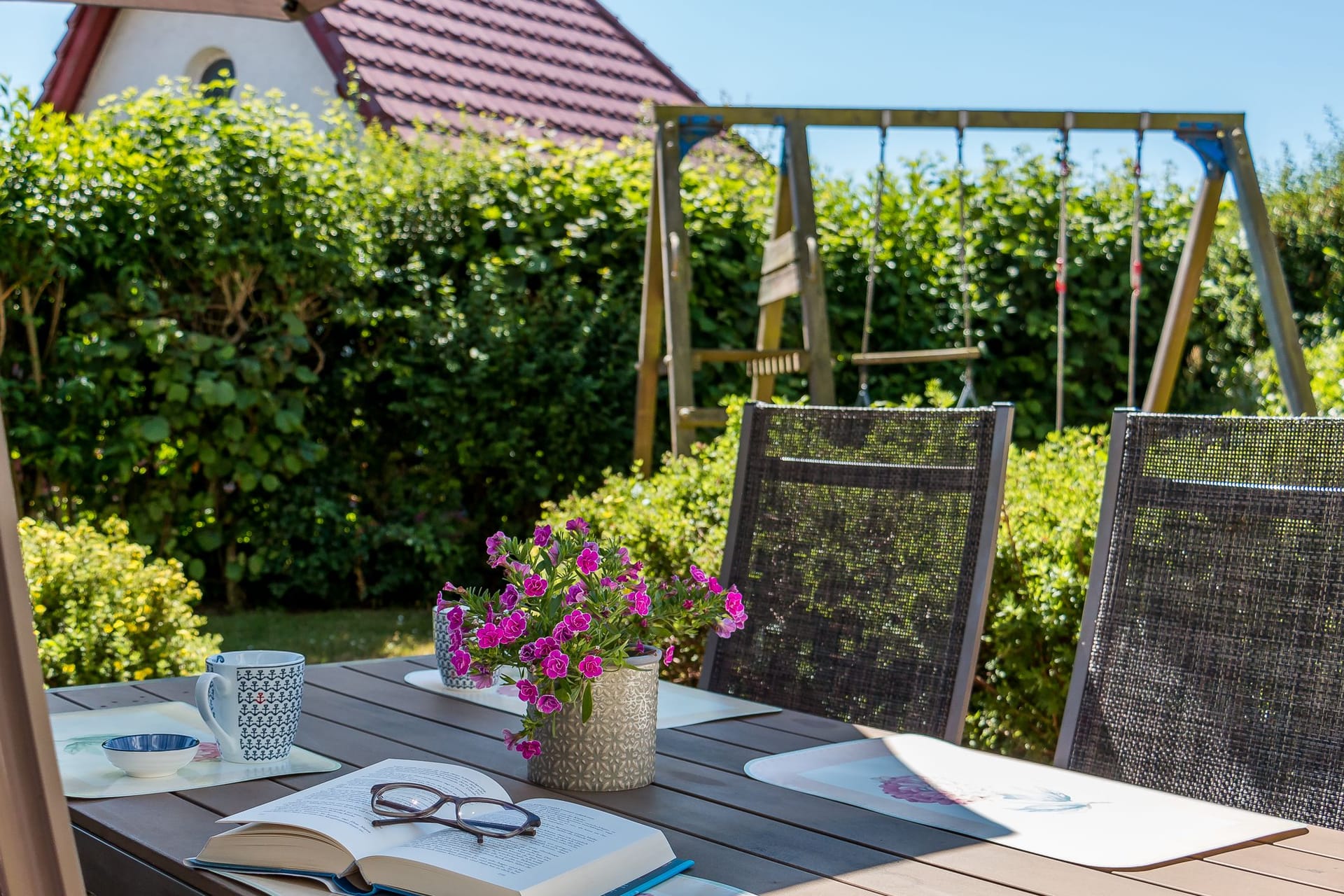 Terrasse mit Tisch und Blumendekoration