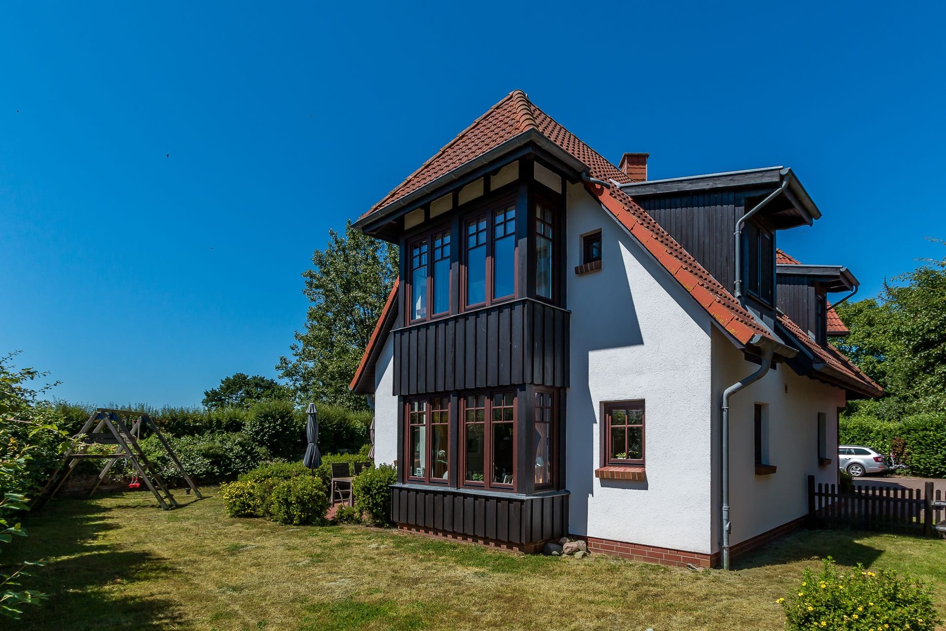 Moderne Außenansicht eines Hauses mit Garten