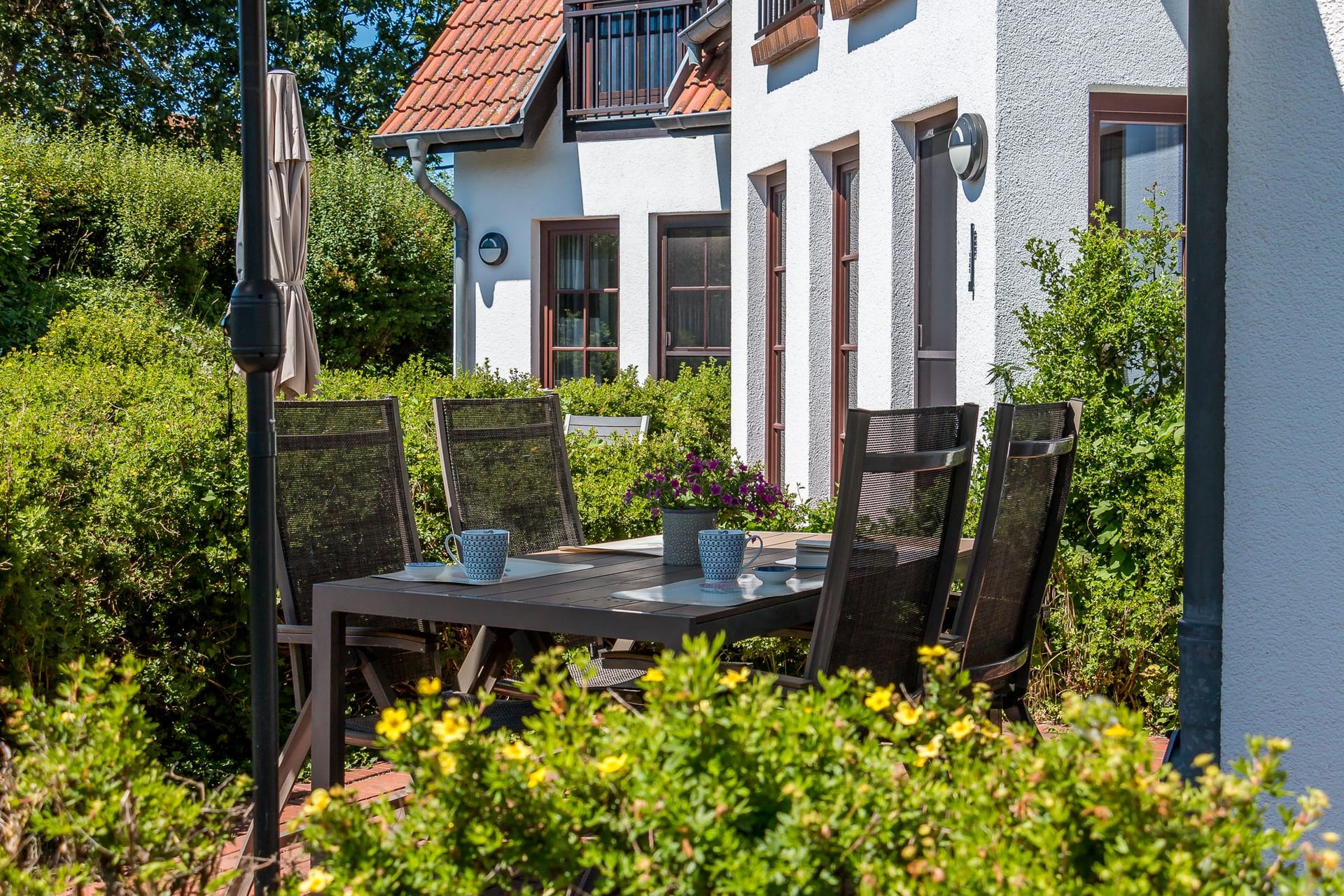 Terrasse mit Tisch und Stühlen