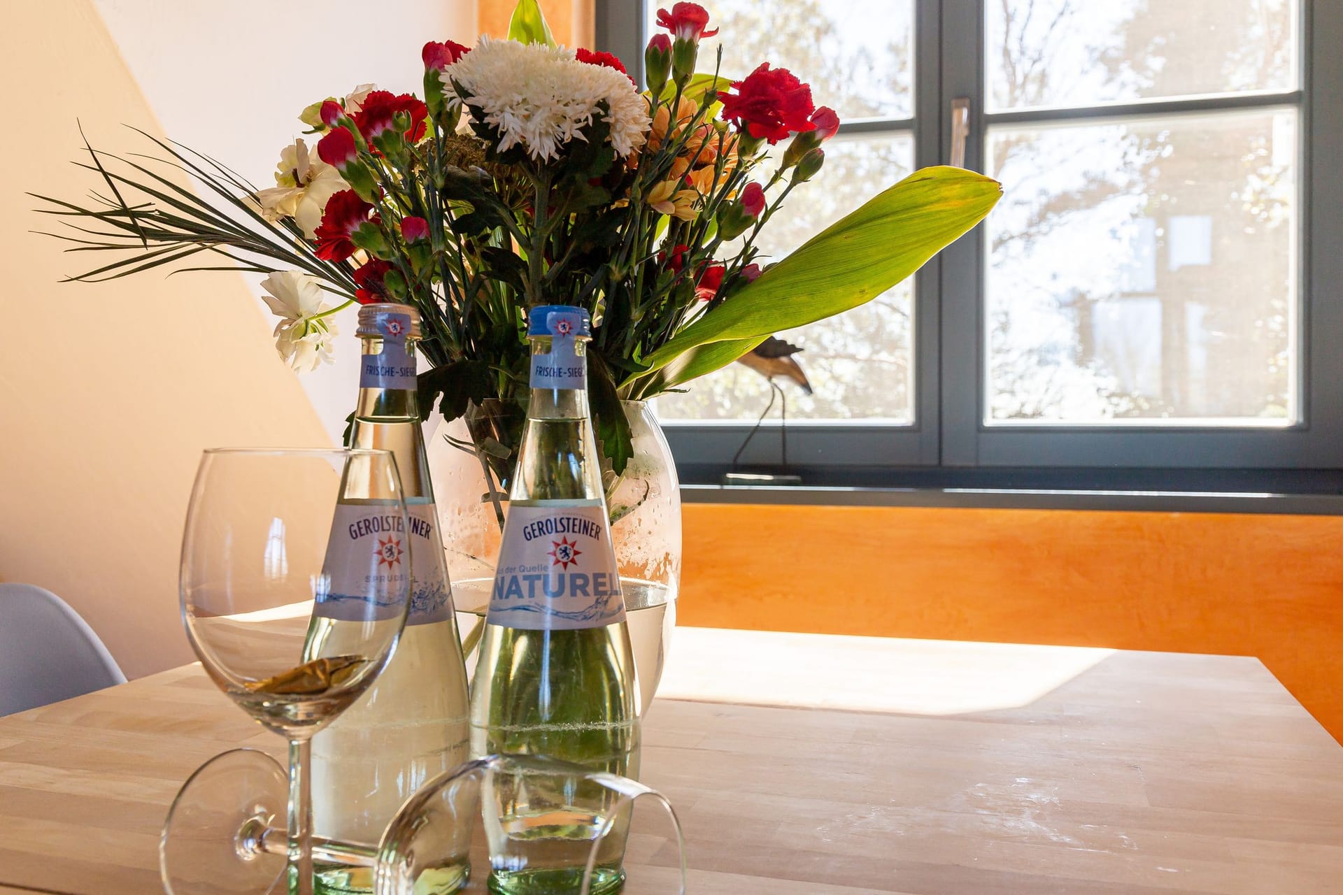 Küchenansicht mit Wasserflaschen und Blumen