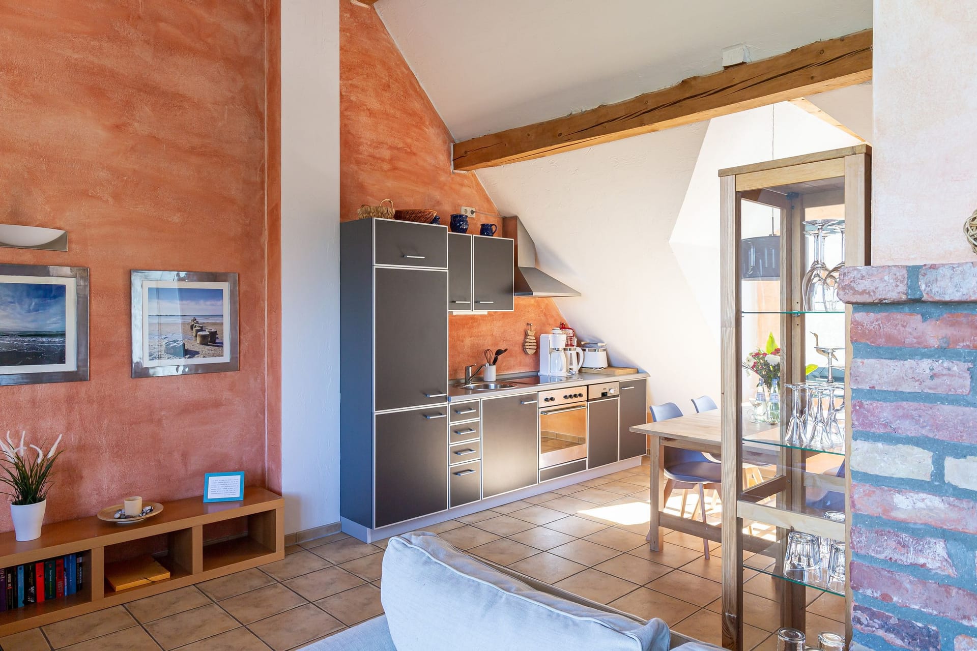 Moderne Küche mit Essbereich und viel Licht
