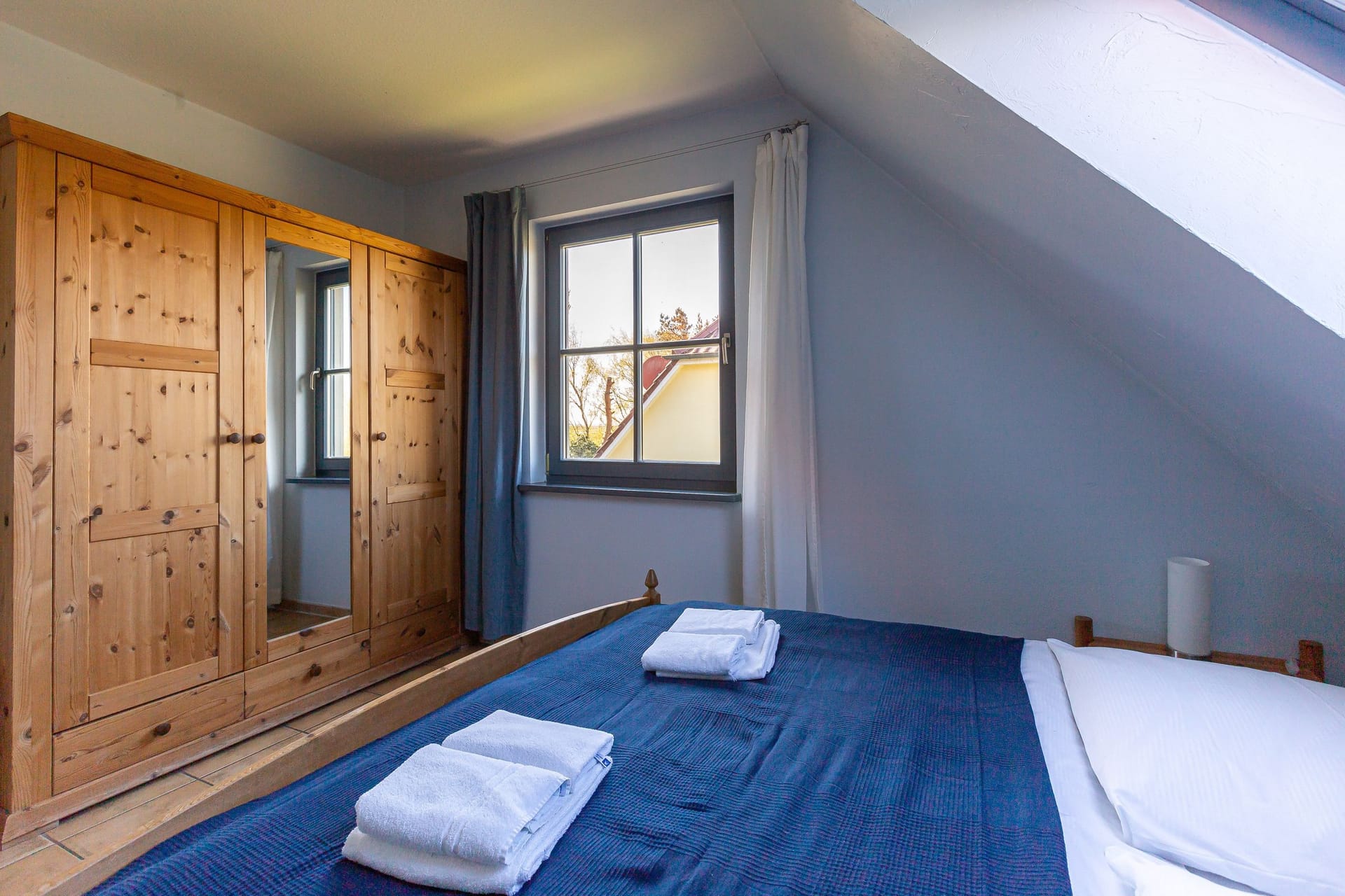 Gemütliches Schlafzimmer mit Holzkleiderschrank