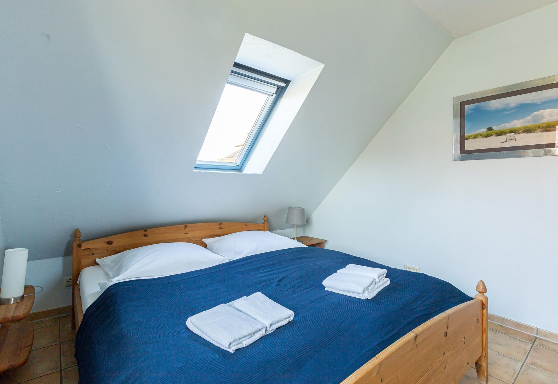 Schlafzimmer mit Doppelbett und Tageslicht