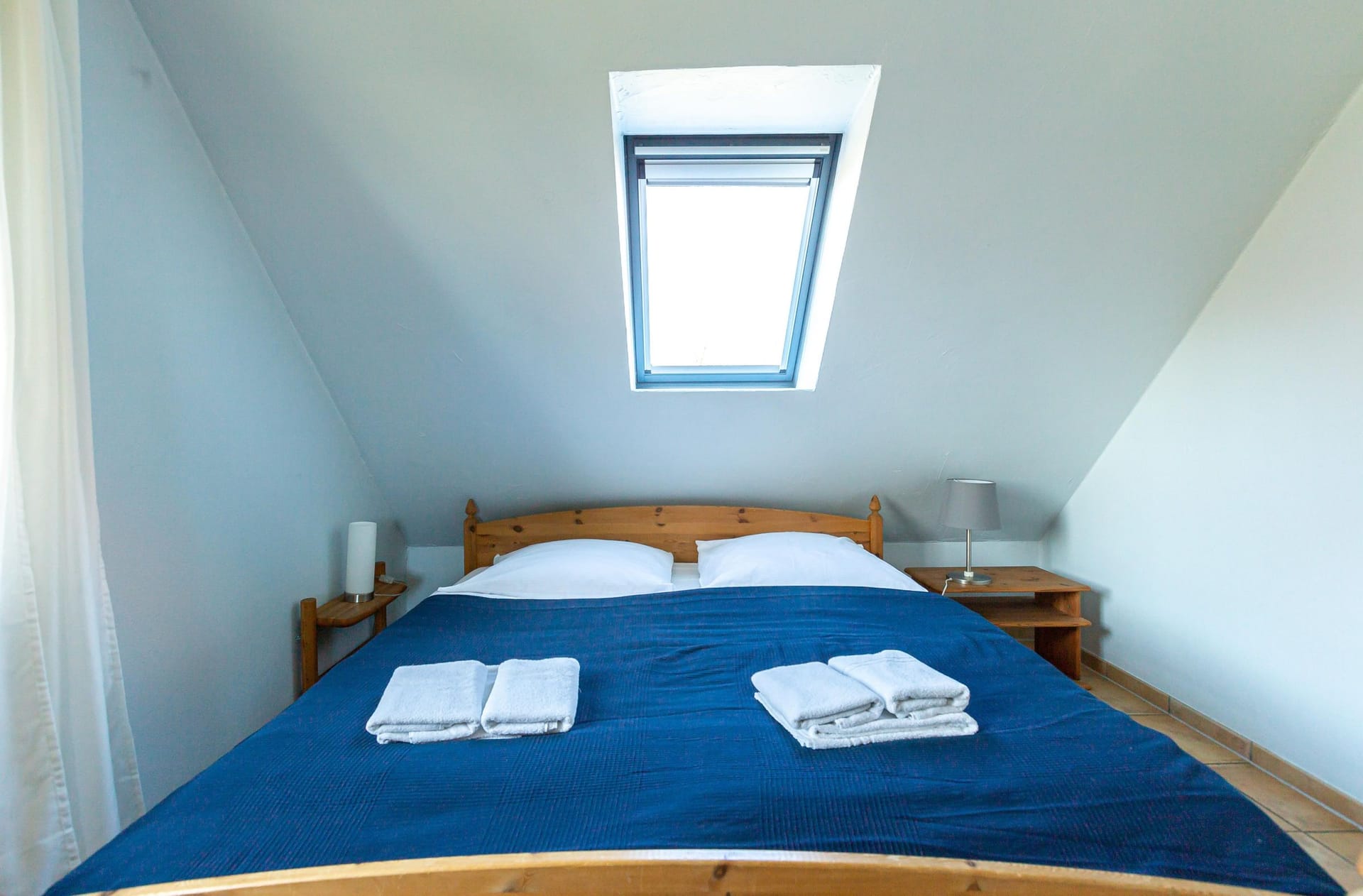 Schlafzimmer mit Doppelbett und Dachfenster
