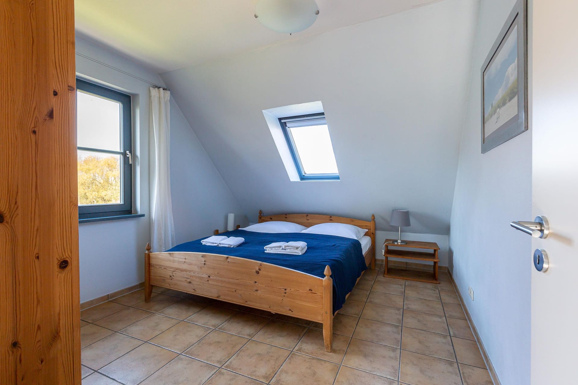 Schlafzimmer mit Doppelbett und Fenster