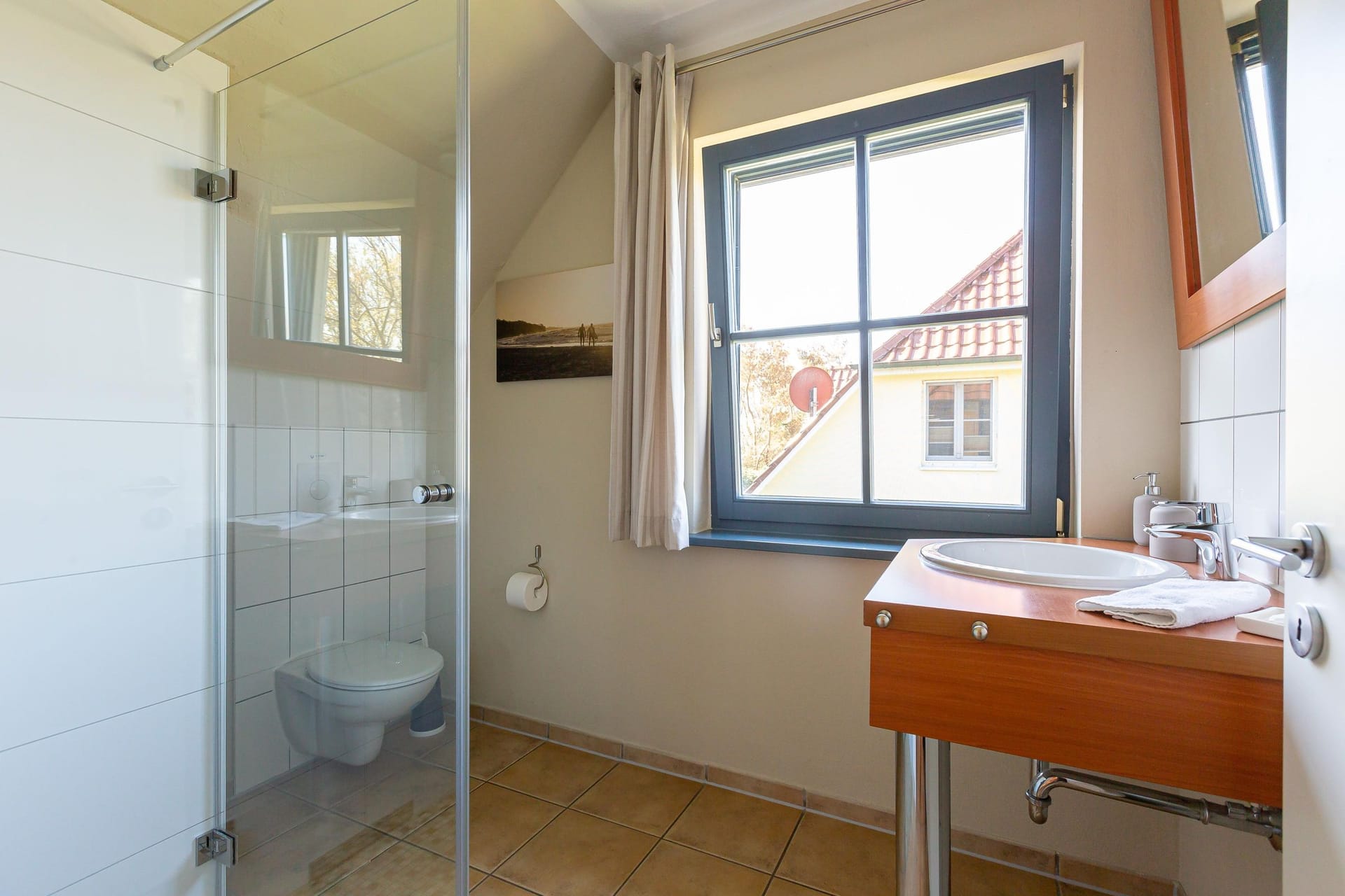 Modernes Badezimmer mit Dusche und Waschbecken