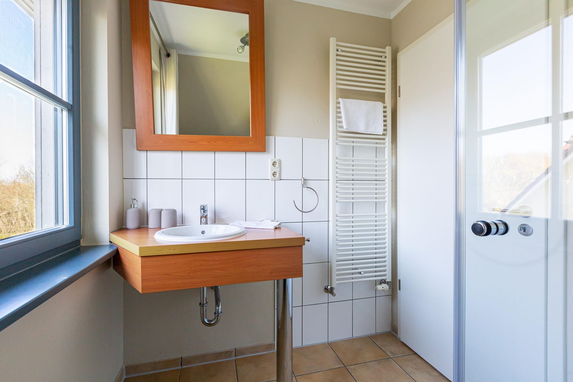 Modernes Badezimmer mit Waschbecken und Spiegel