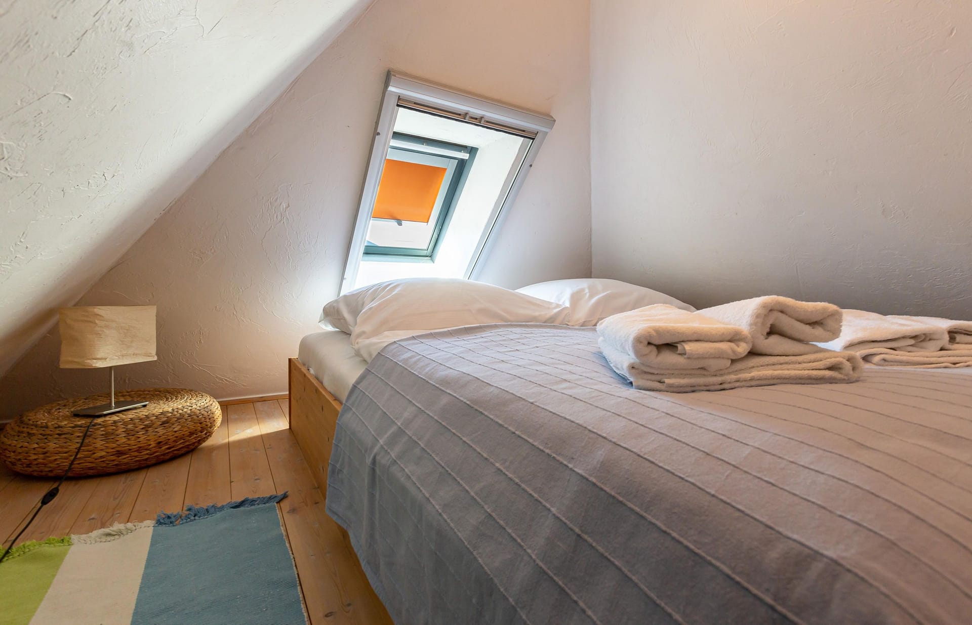 Gemütliches Schlafzimmer mit Dachfenster
