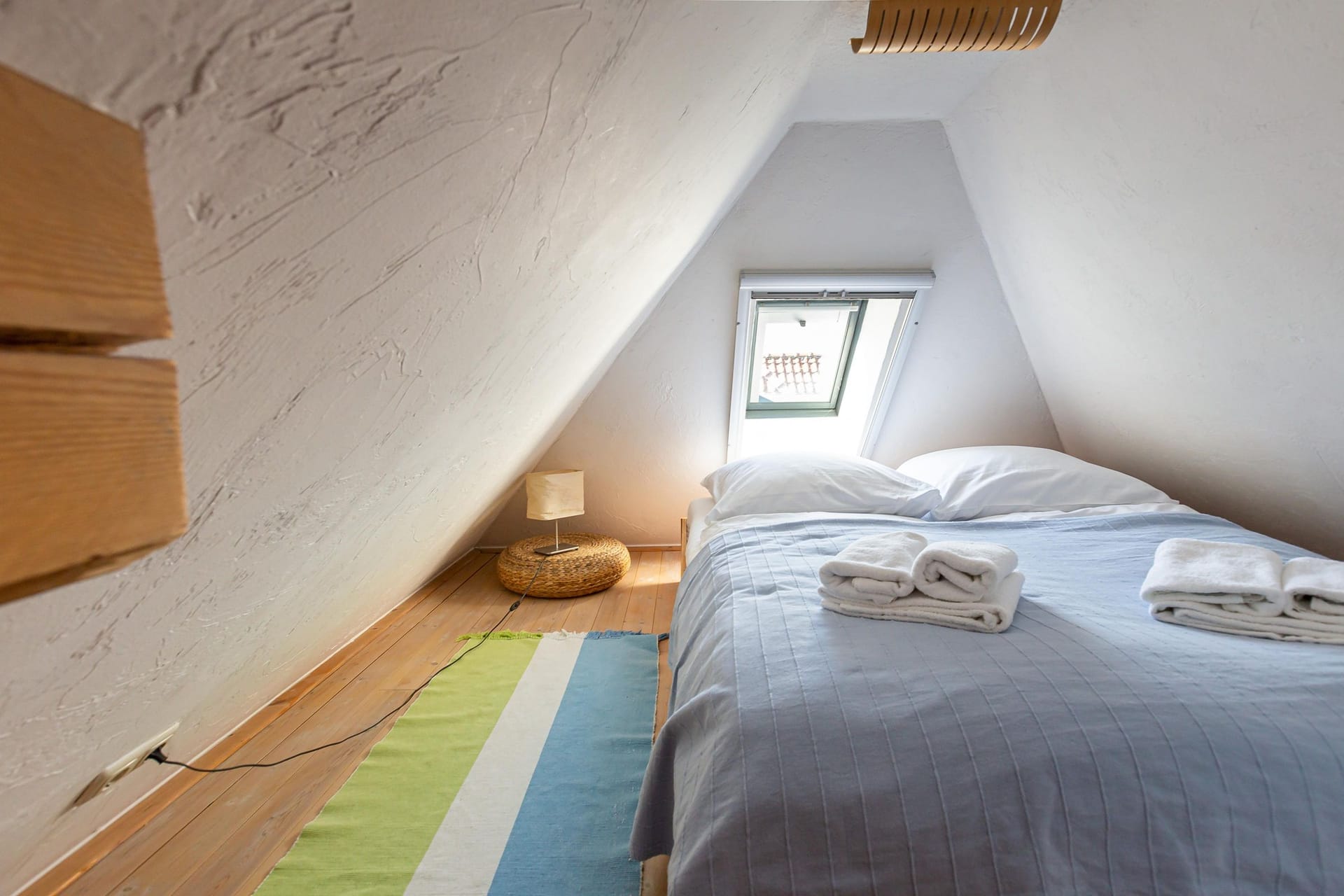 Gemütliches Schlafzimmer mit Doppelbett und Fenster