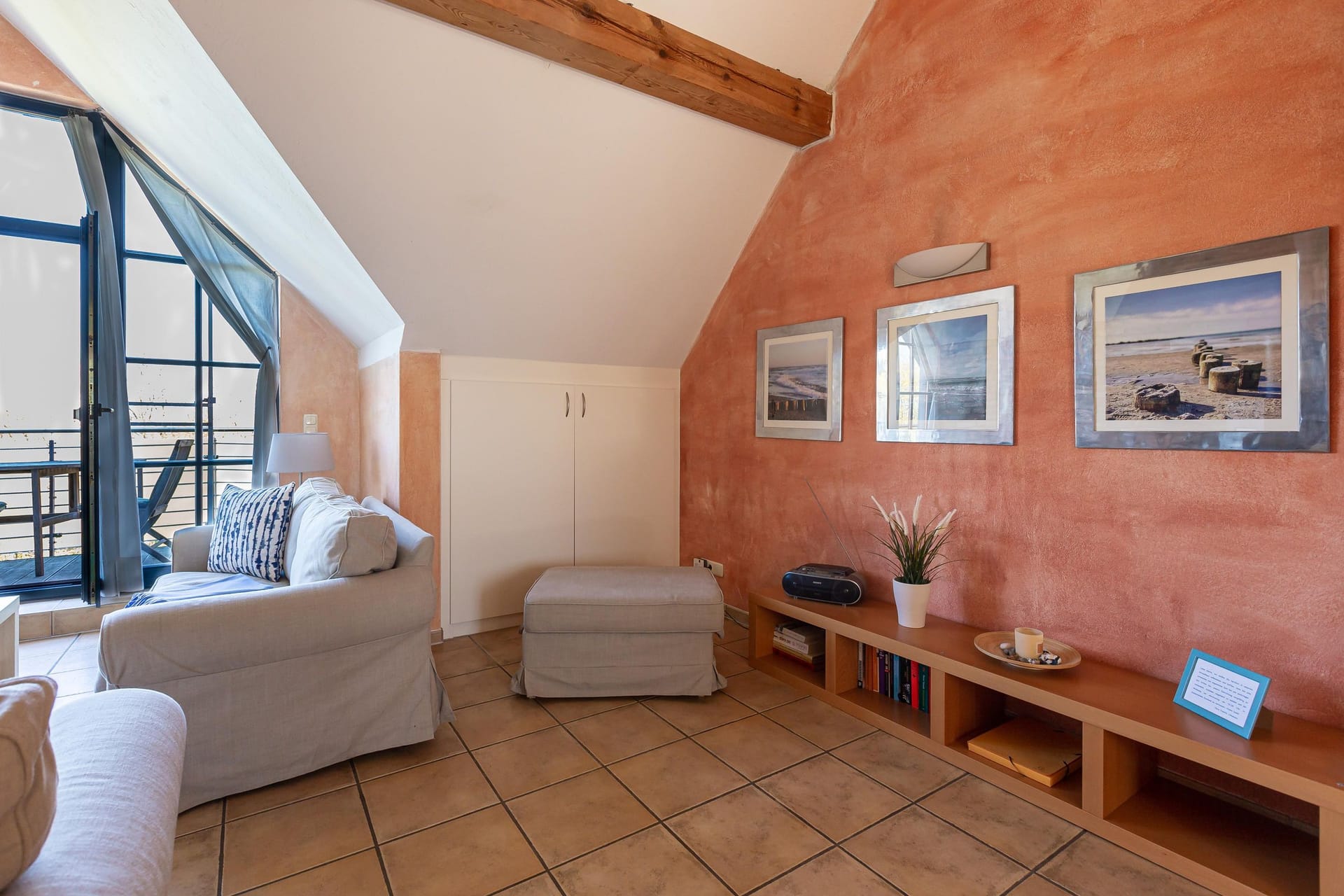 Helles Wohnzimmer mit Sofa und Dekoration