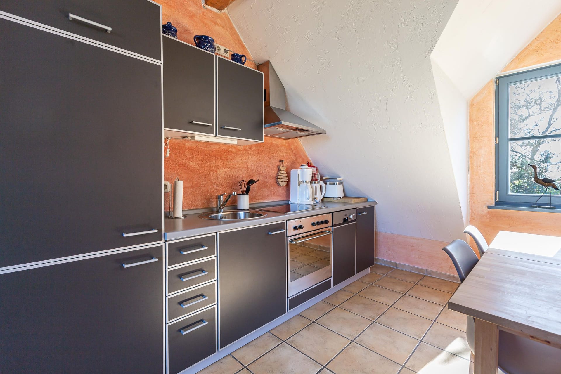 Moderne Küche mit Geräten und Holzdetails