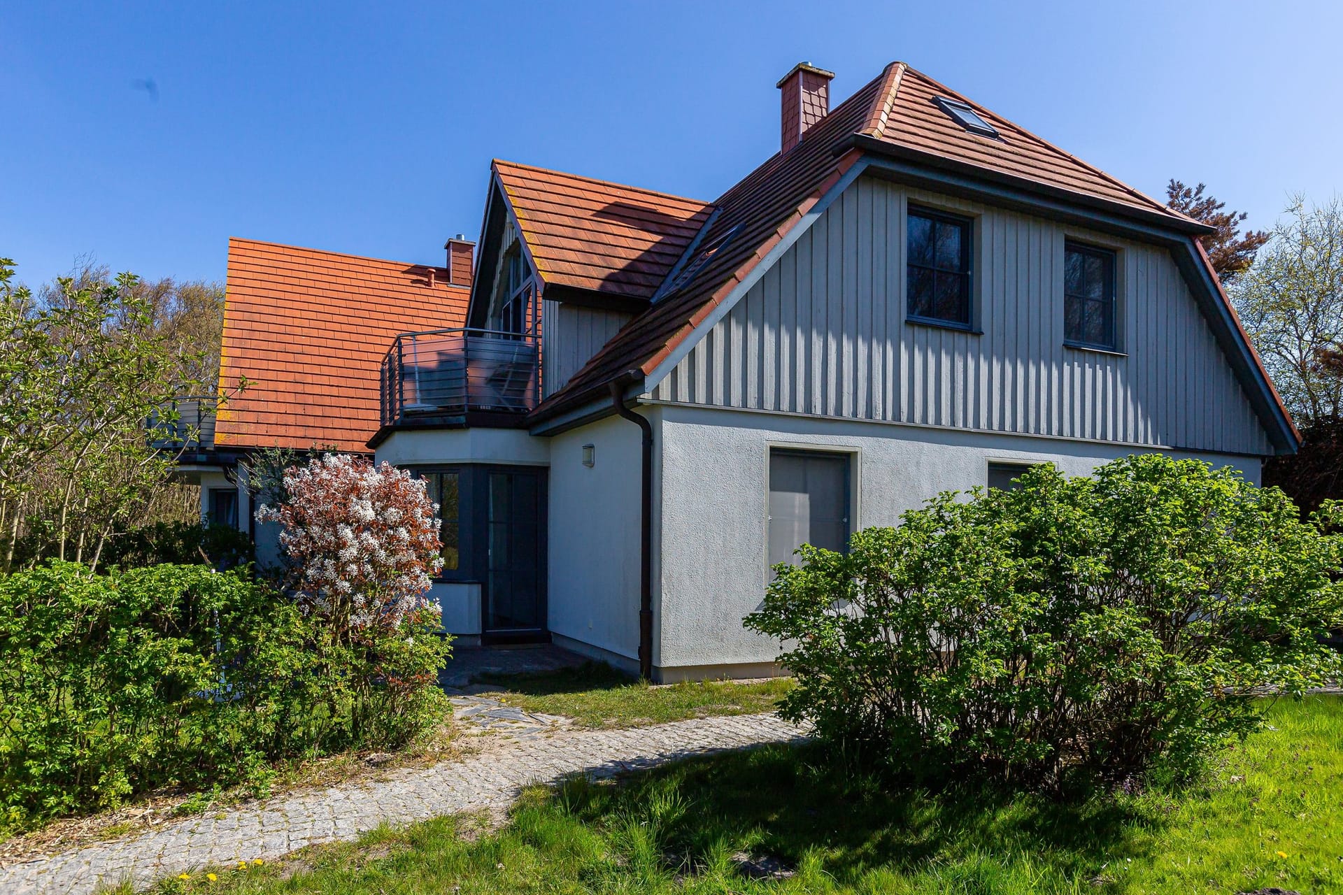 Außenansicht des Hauses mit Garten