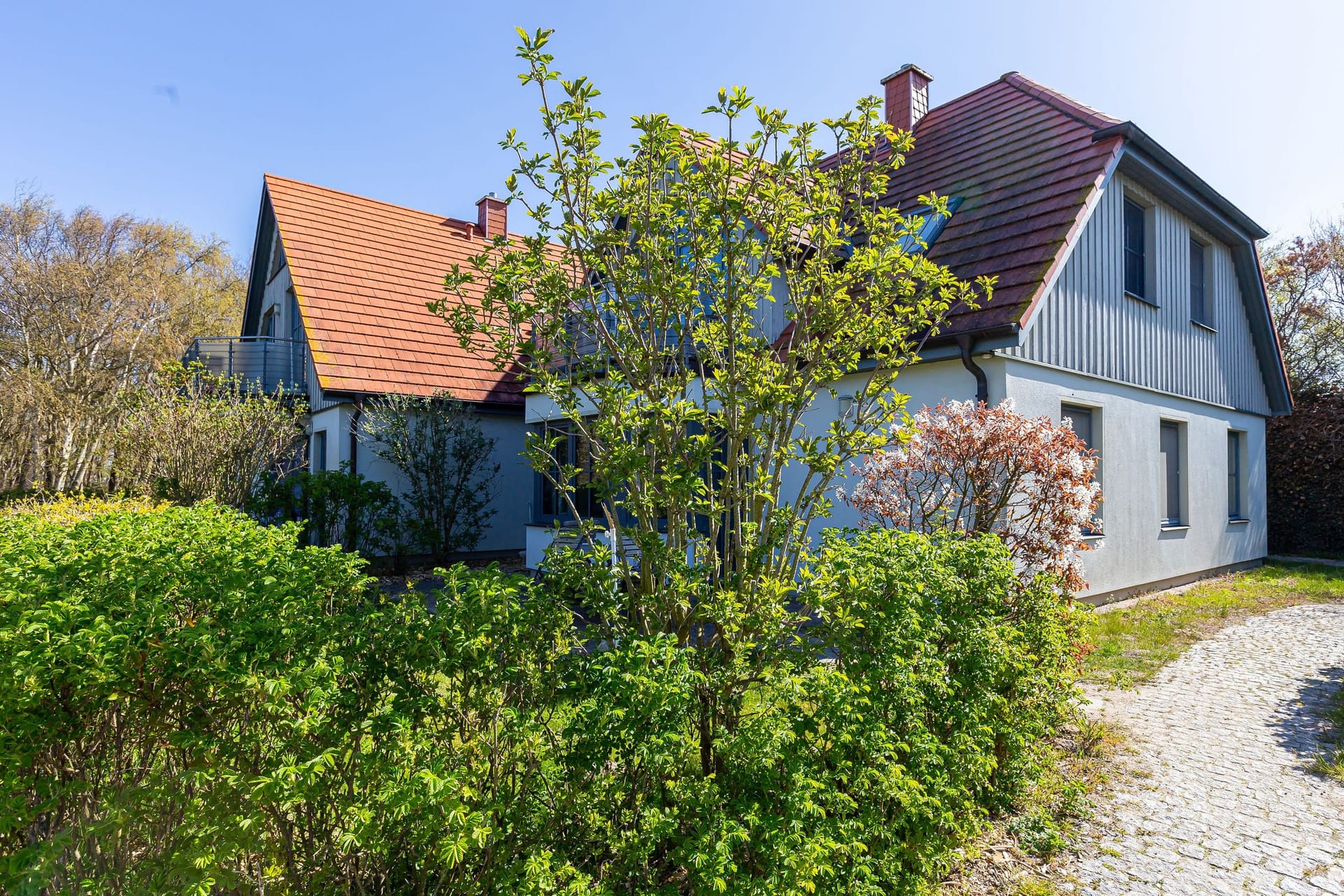 Außenansicht eines Ferienhauses mit Garten