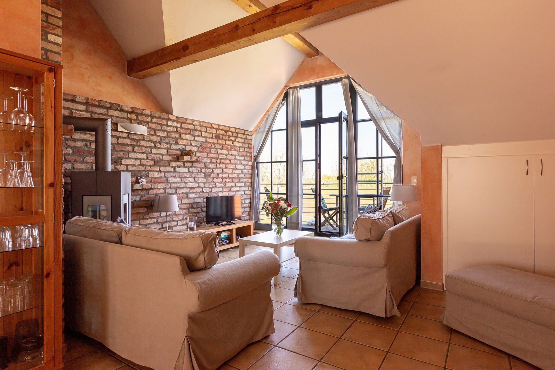 Gemütliches Wohnzimmer mit Blick auf die Terrasse