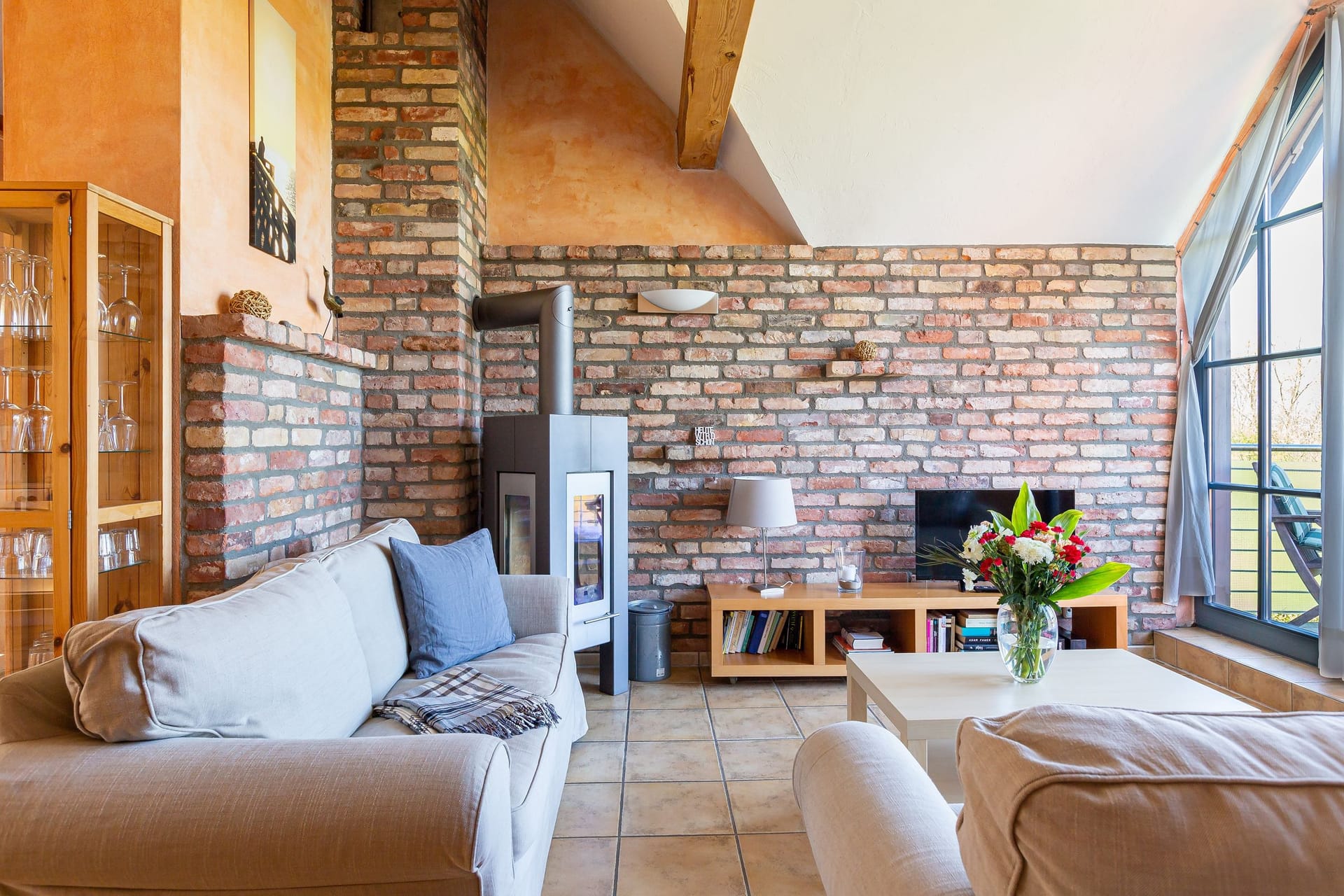 Helles Wohnzimmer mit Sofa und Esstisch