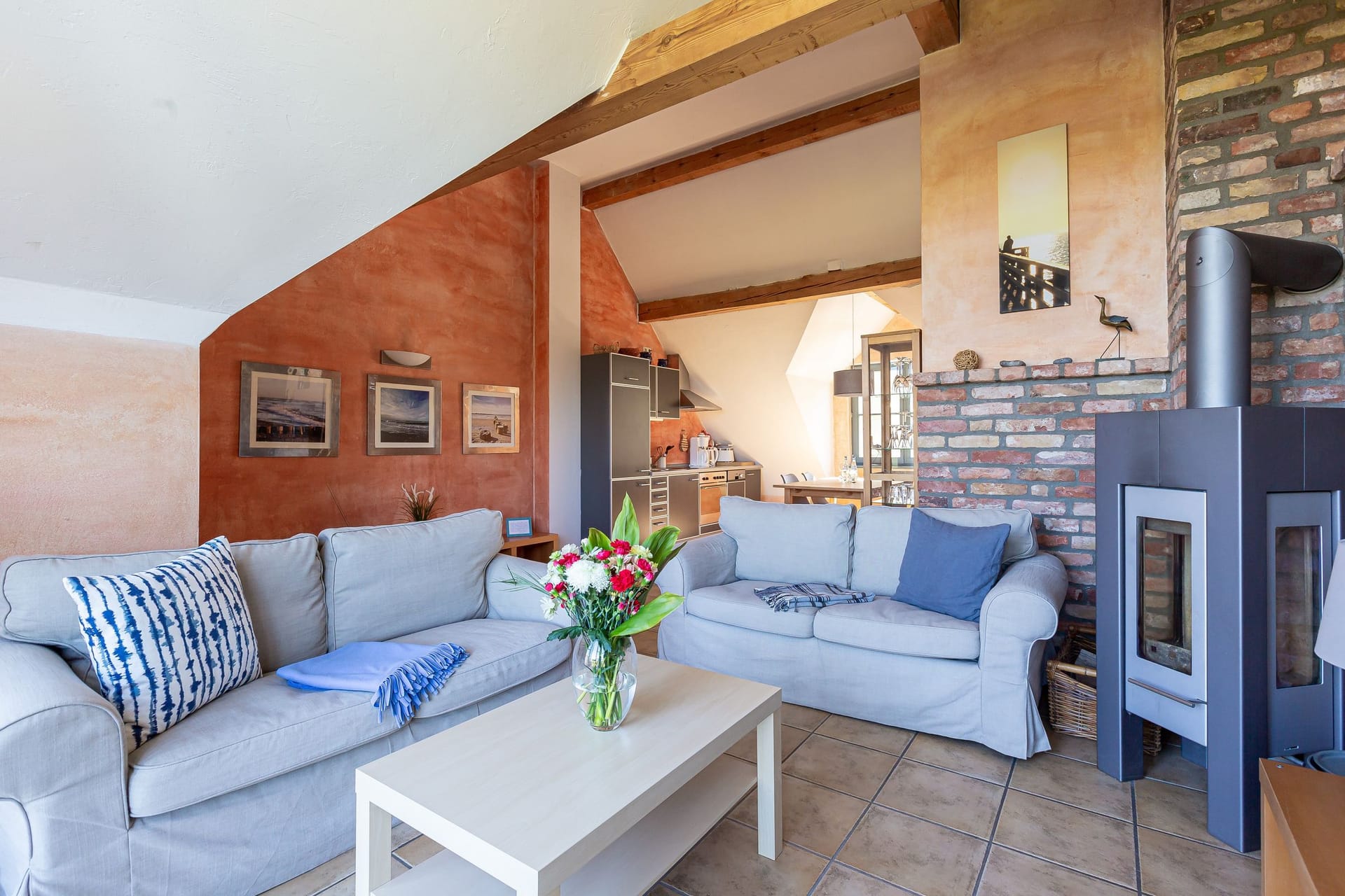 Gemütliches Wohnzimmer mit Sofa und Kamin