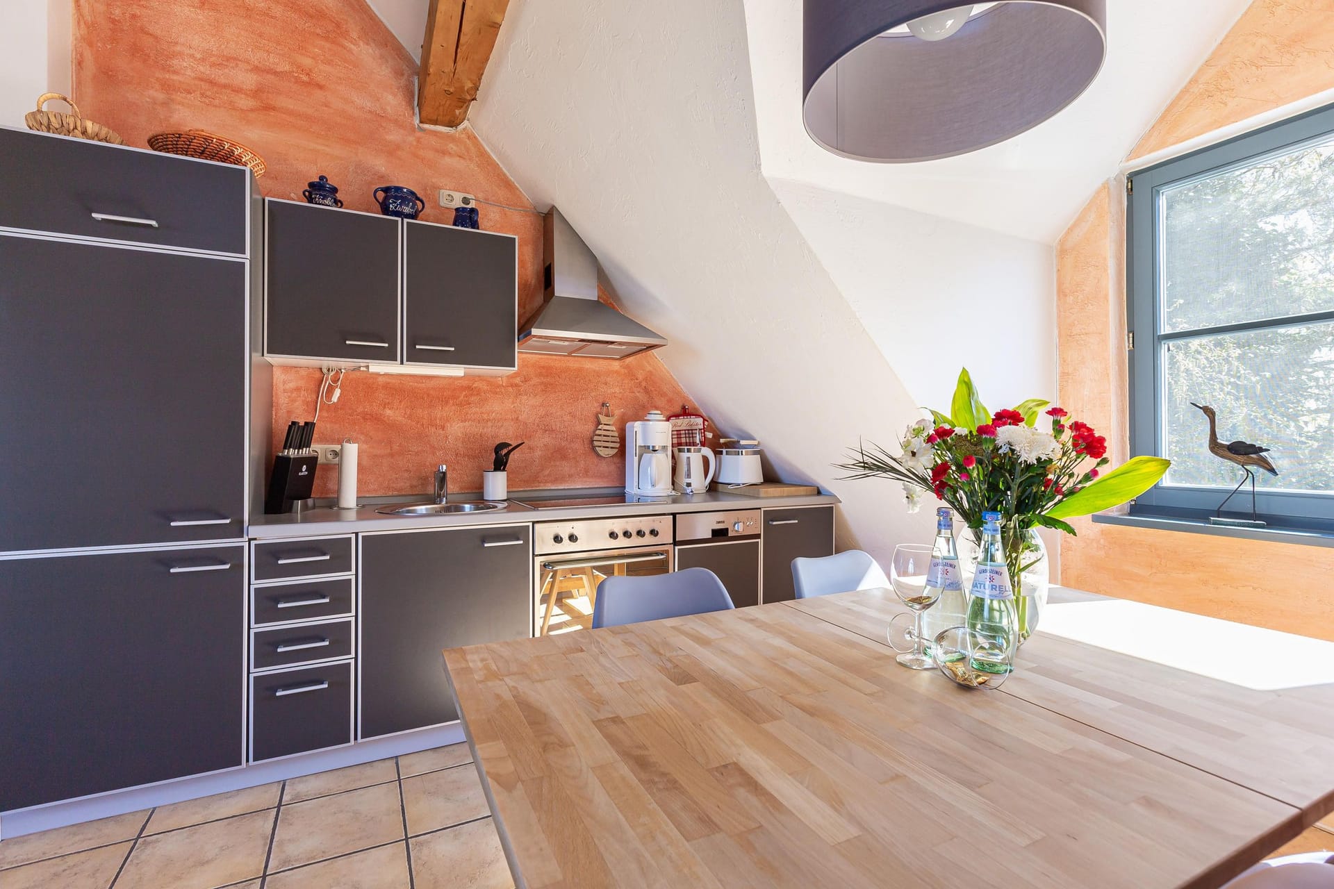 Moderne Küche mit Essbereich und bunten Blumen