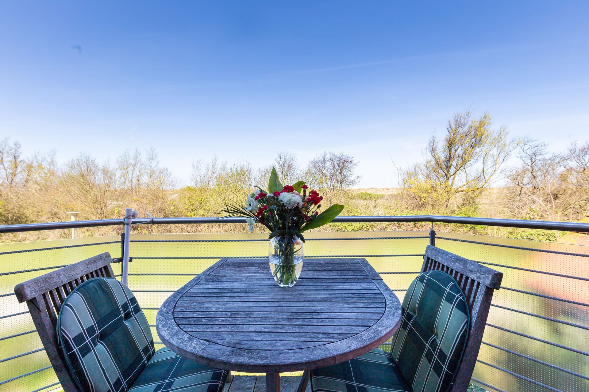 Balkon mit Tisch und Stühlen
