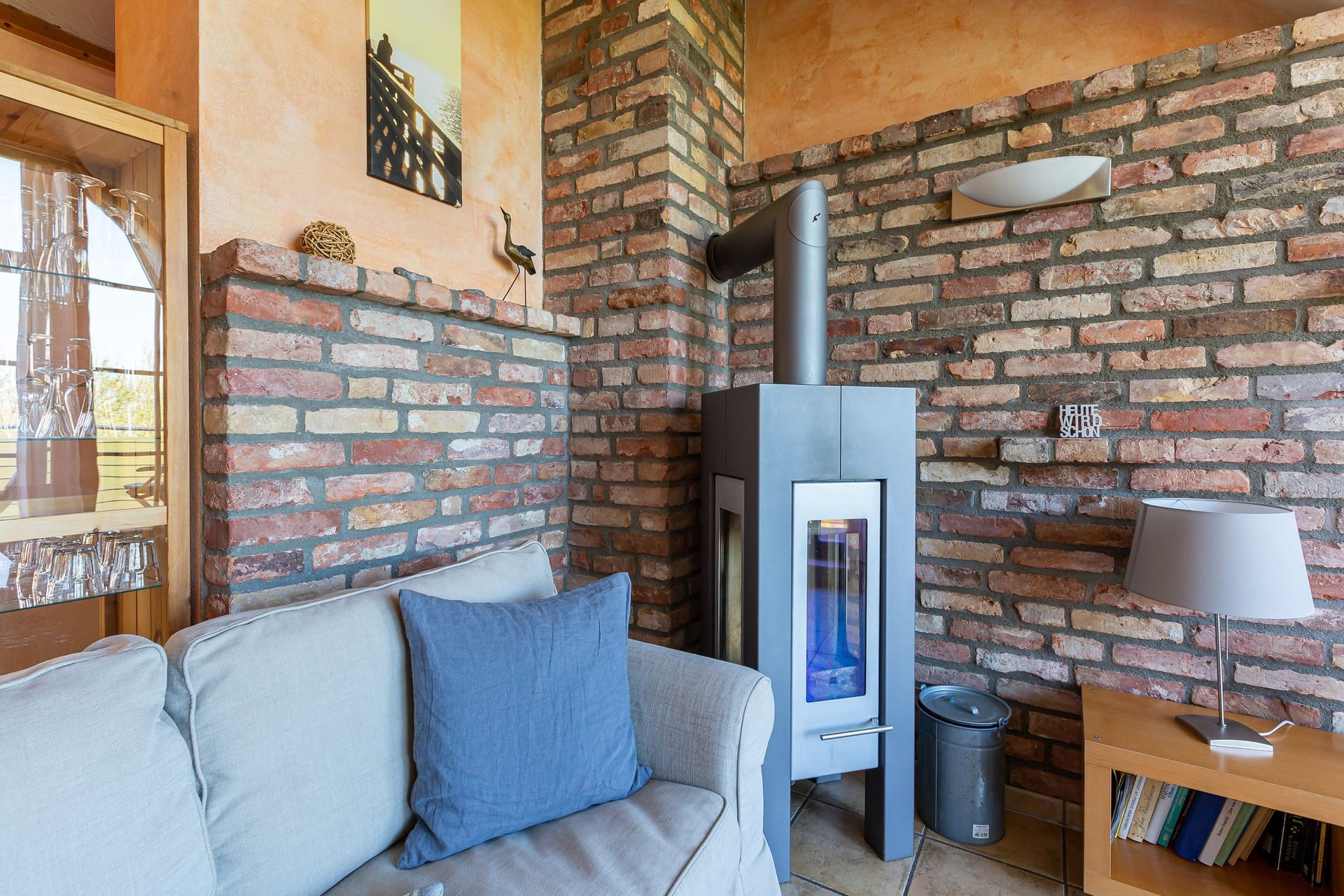 Gemütliches Wohnzimmer mit Kamin