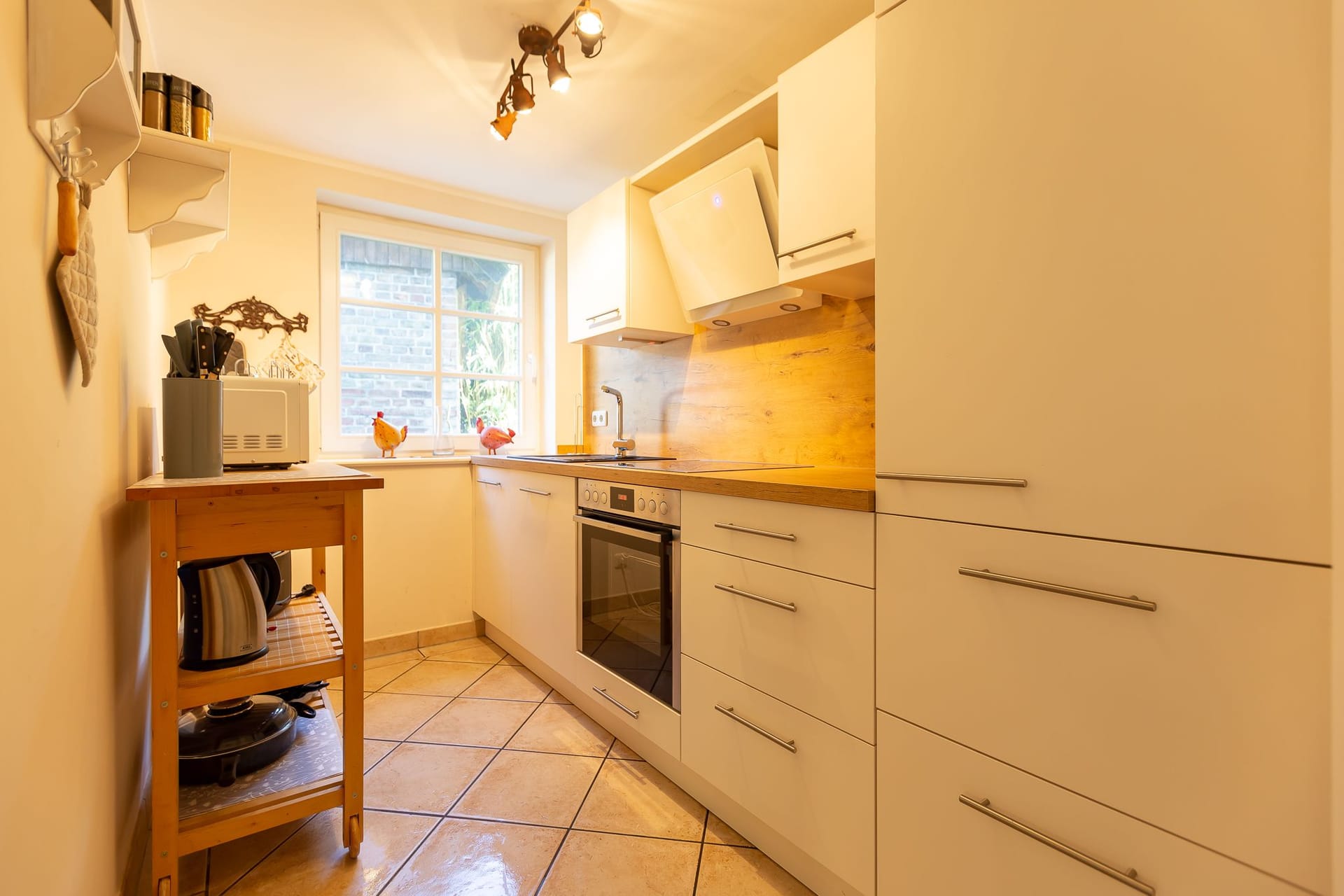 Moderne Küche mit Geräten und Fenster