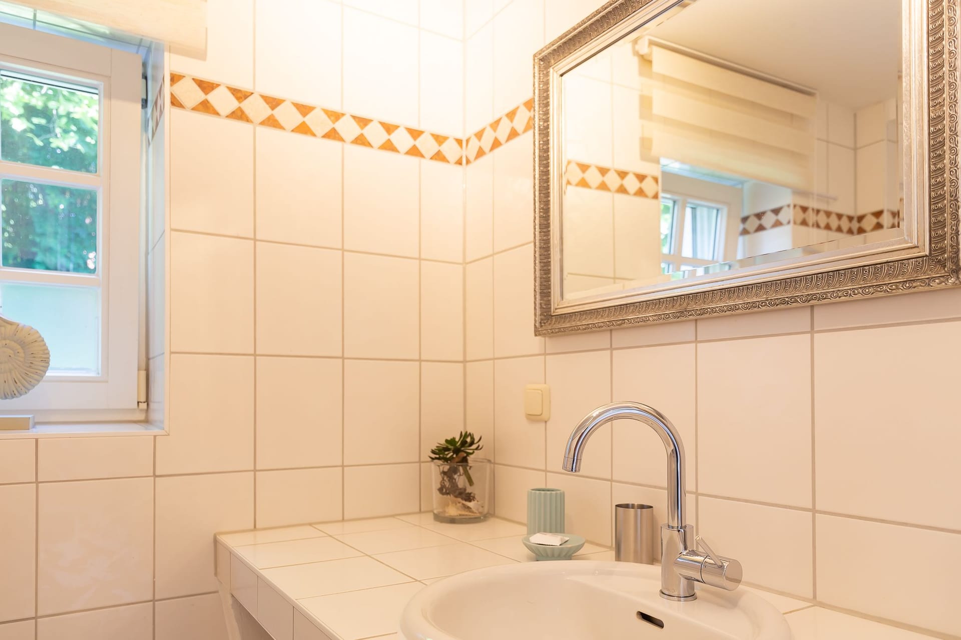 Modernes Badezimmer mit Waschbecken und Fenster
