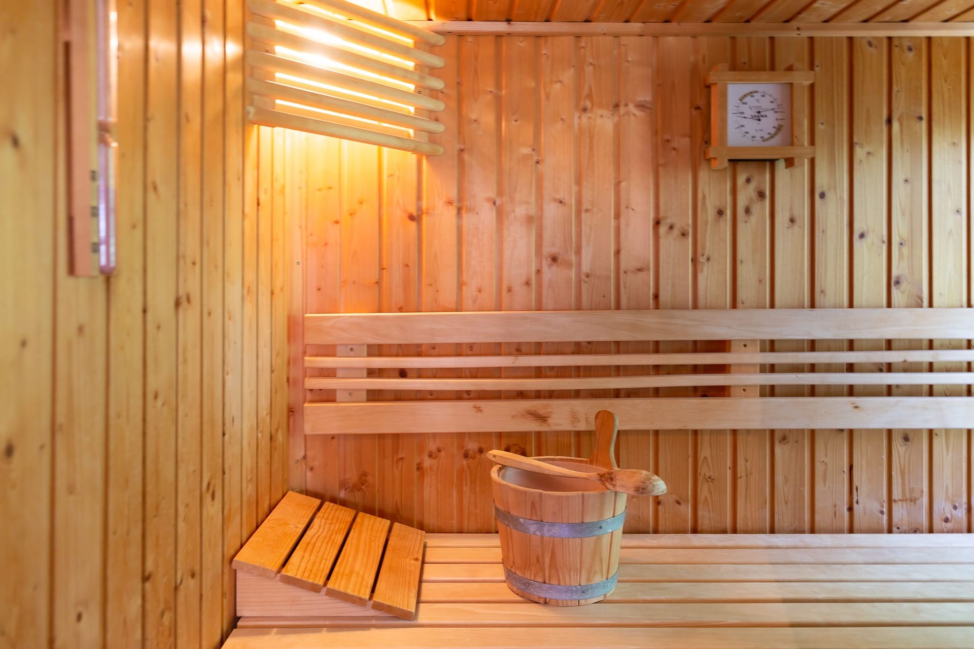 Sauna mit Holzbank und Holzdetails