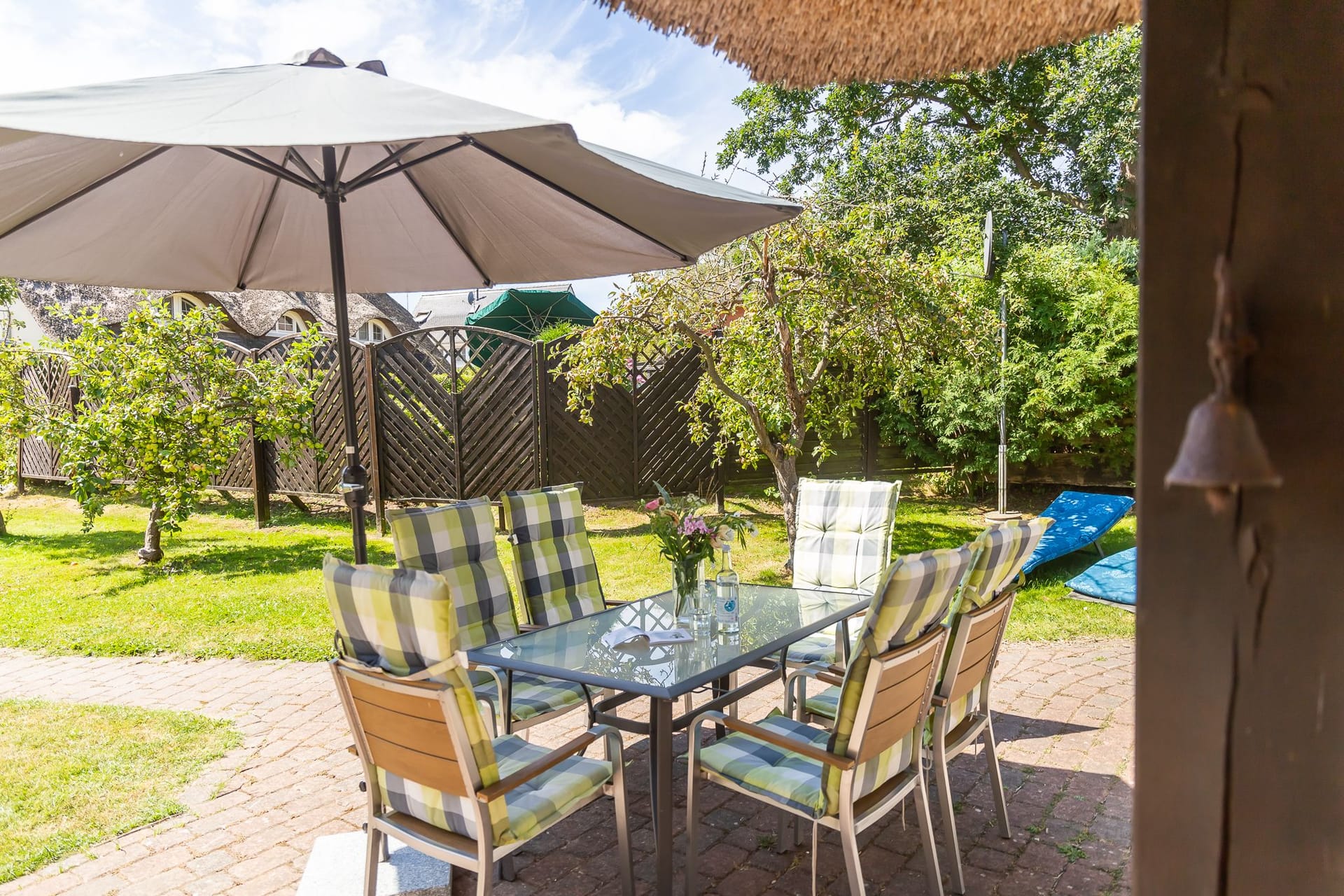 Terrasse mit Tisch und Sonnenliege