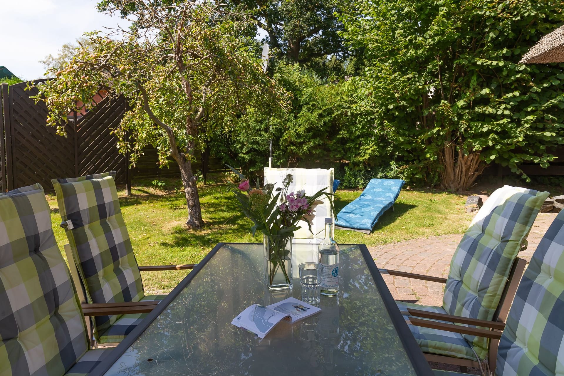 Terrasse mit Gartenmöbeln und Liege