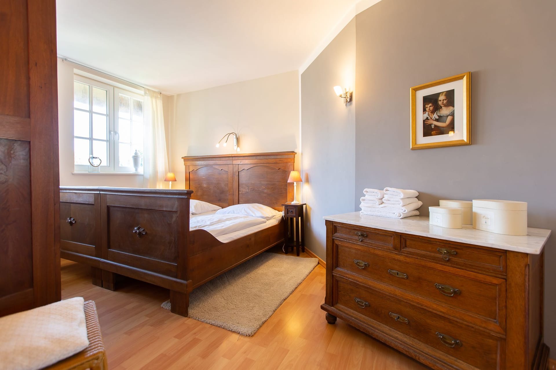 Schlafzimmer mit Holzbetten und Nachttischen