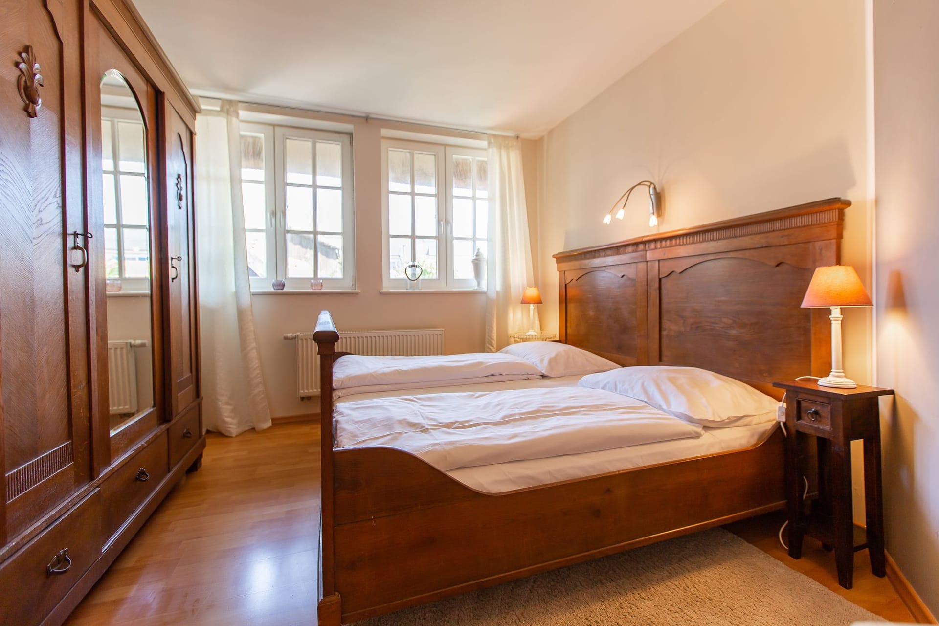Helles Schlafzimmer mit zwei Einzelbetten