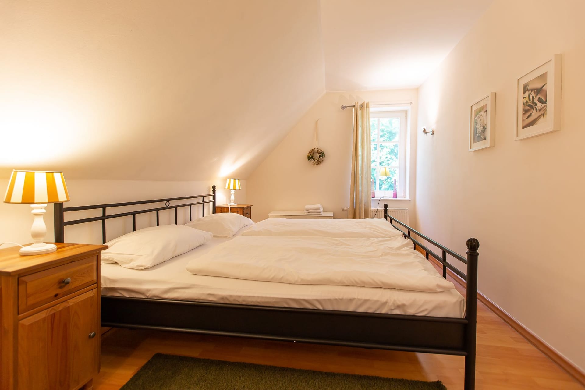 Schlafzimmer mit zwei Einzelbetten und Holzkommode