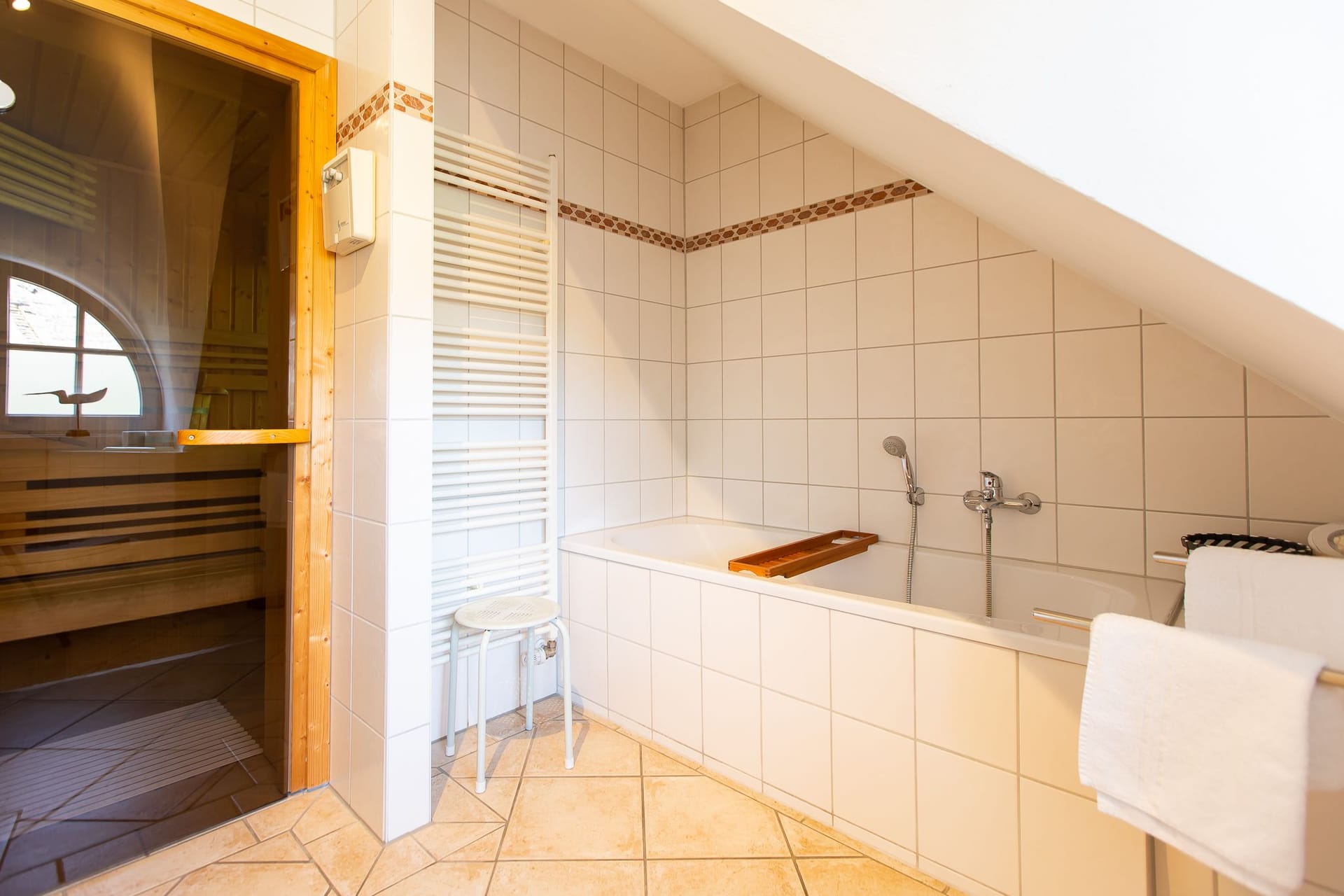 Badezimmer mit Badewanne und Sauna