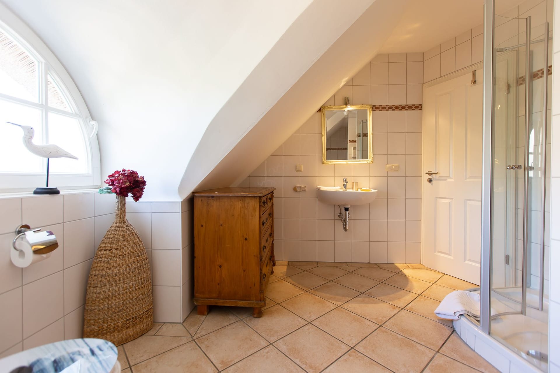 Badezimmer mit Dusche und Holzschrank