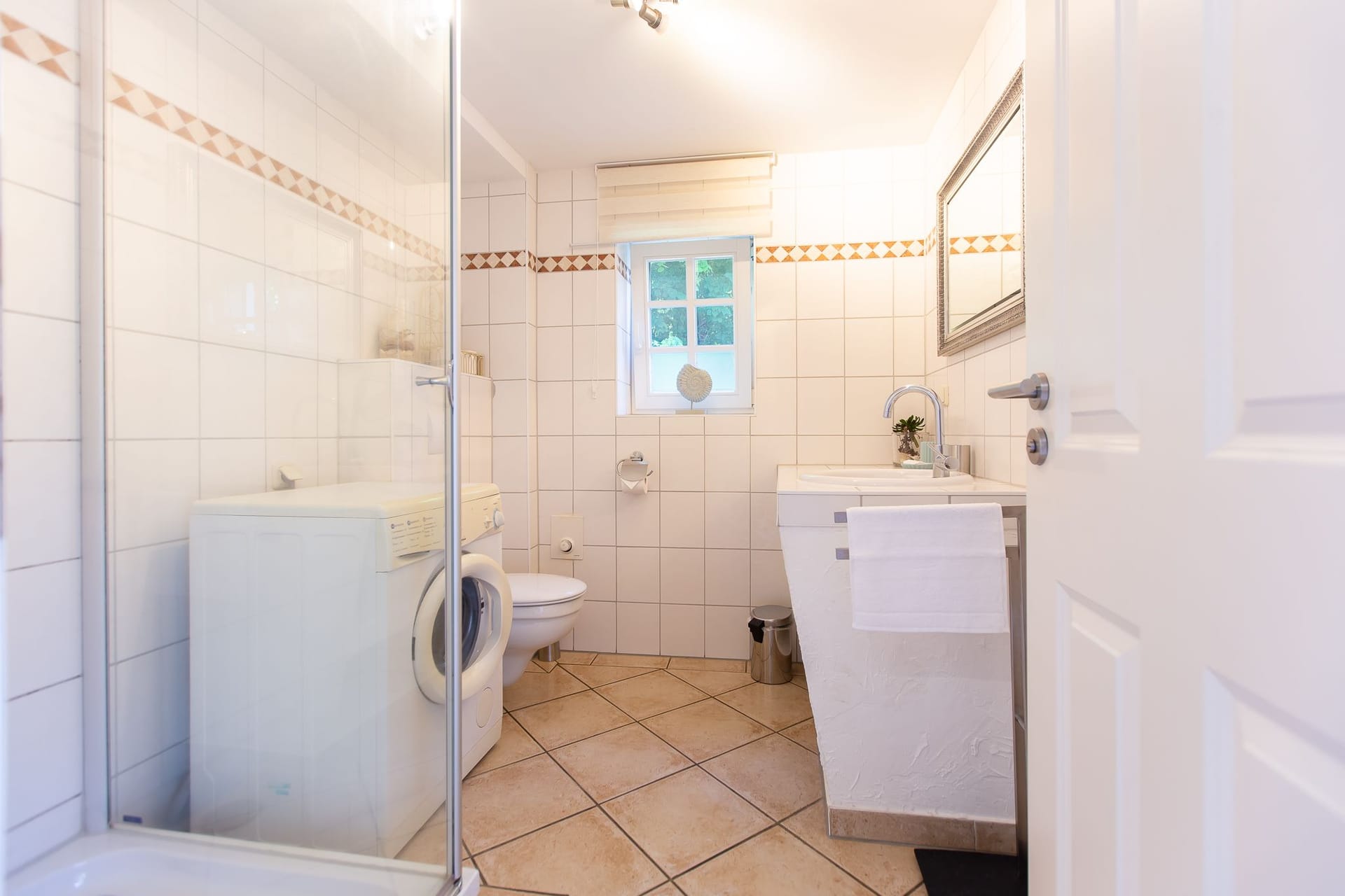 Modernes Badezimmer mit Dusche und Waschmaschine