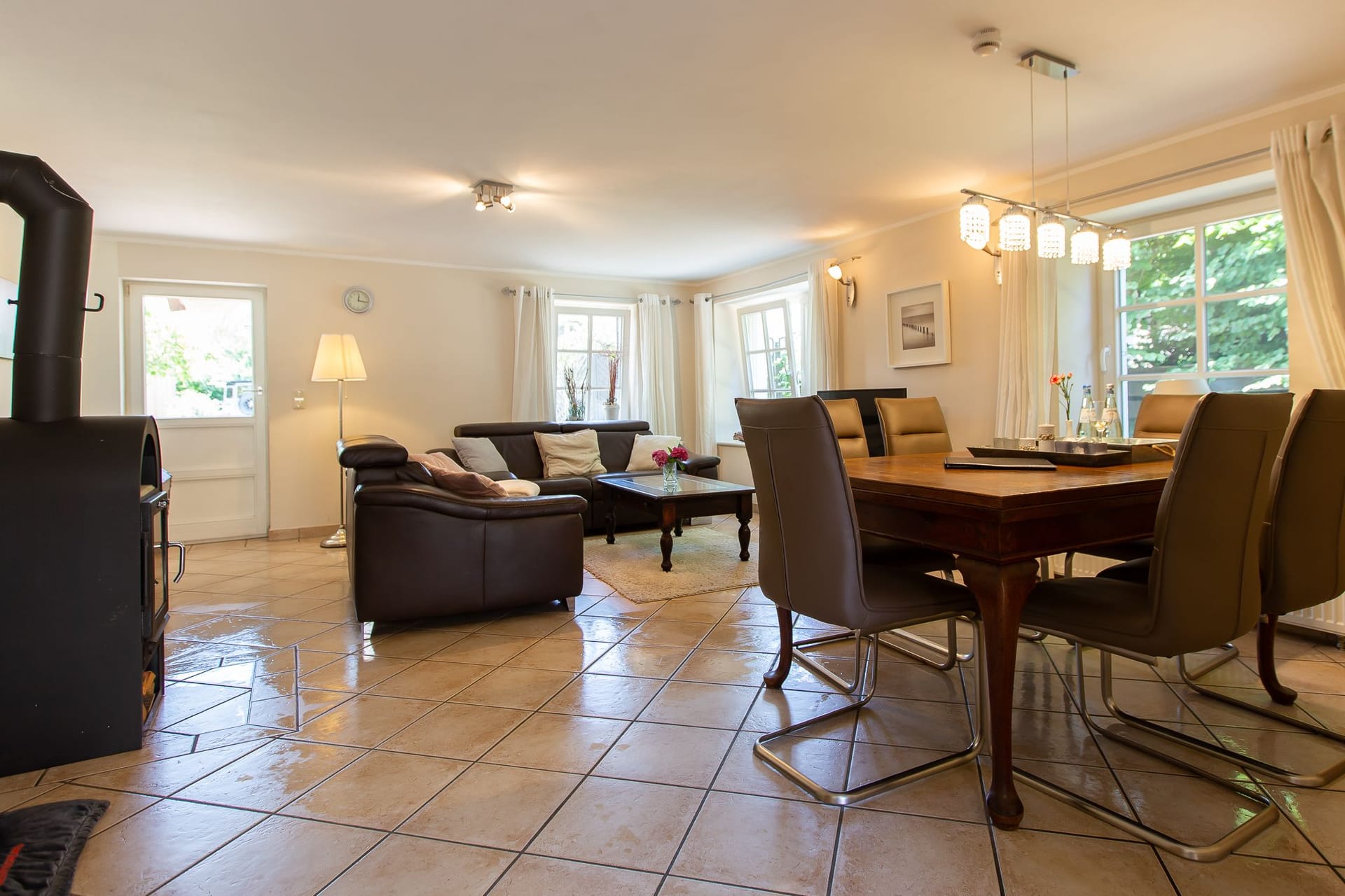 Gemütliches Wohnzimmer mit Sofa und Esstisch
