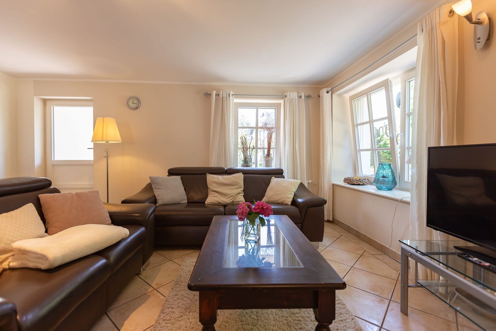 Gemütliches Wohnzimmer mit Sofas und Fenster