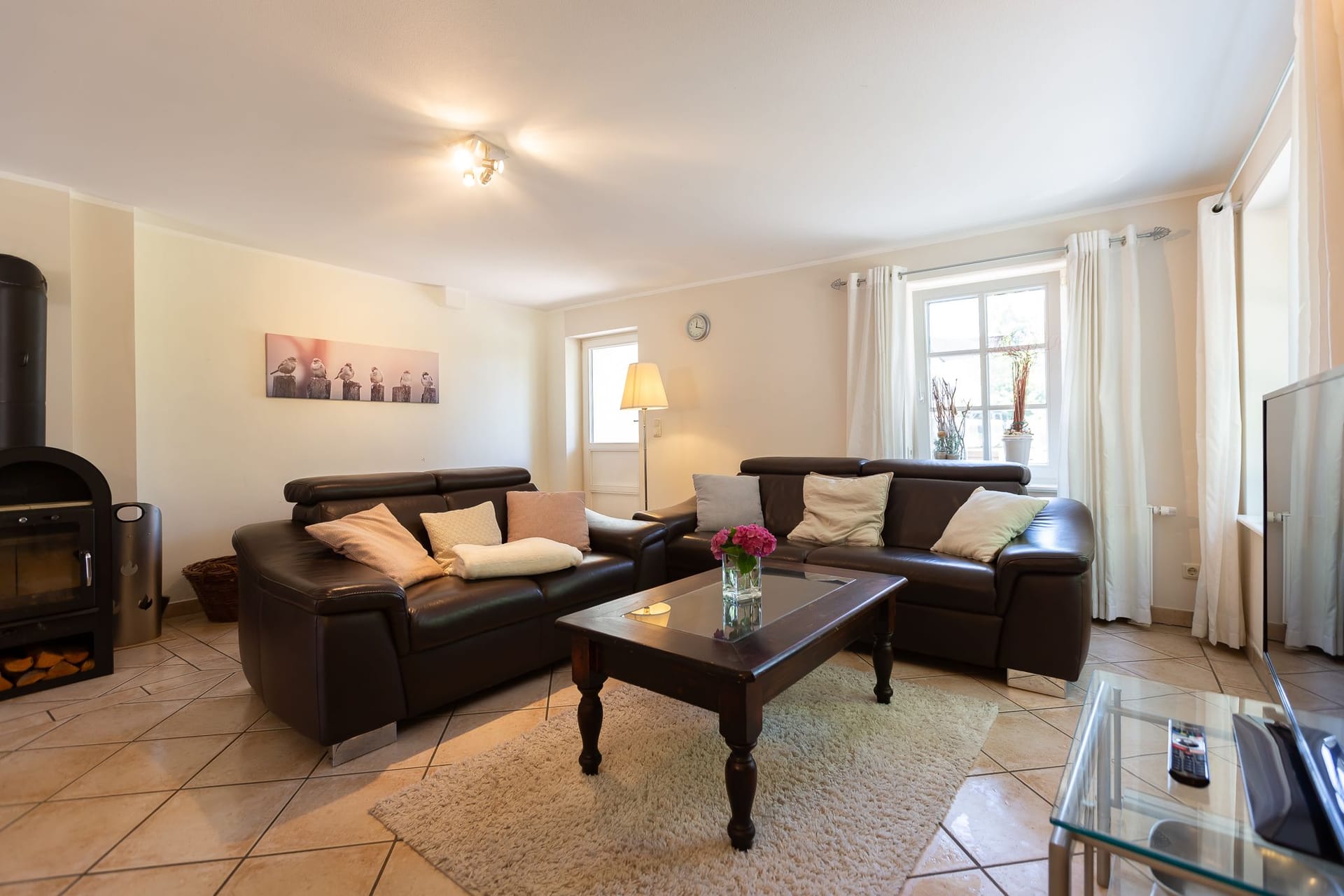 Geräumiges Wohnzimmer mit modernen Möbeln