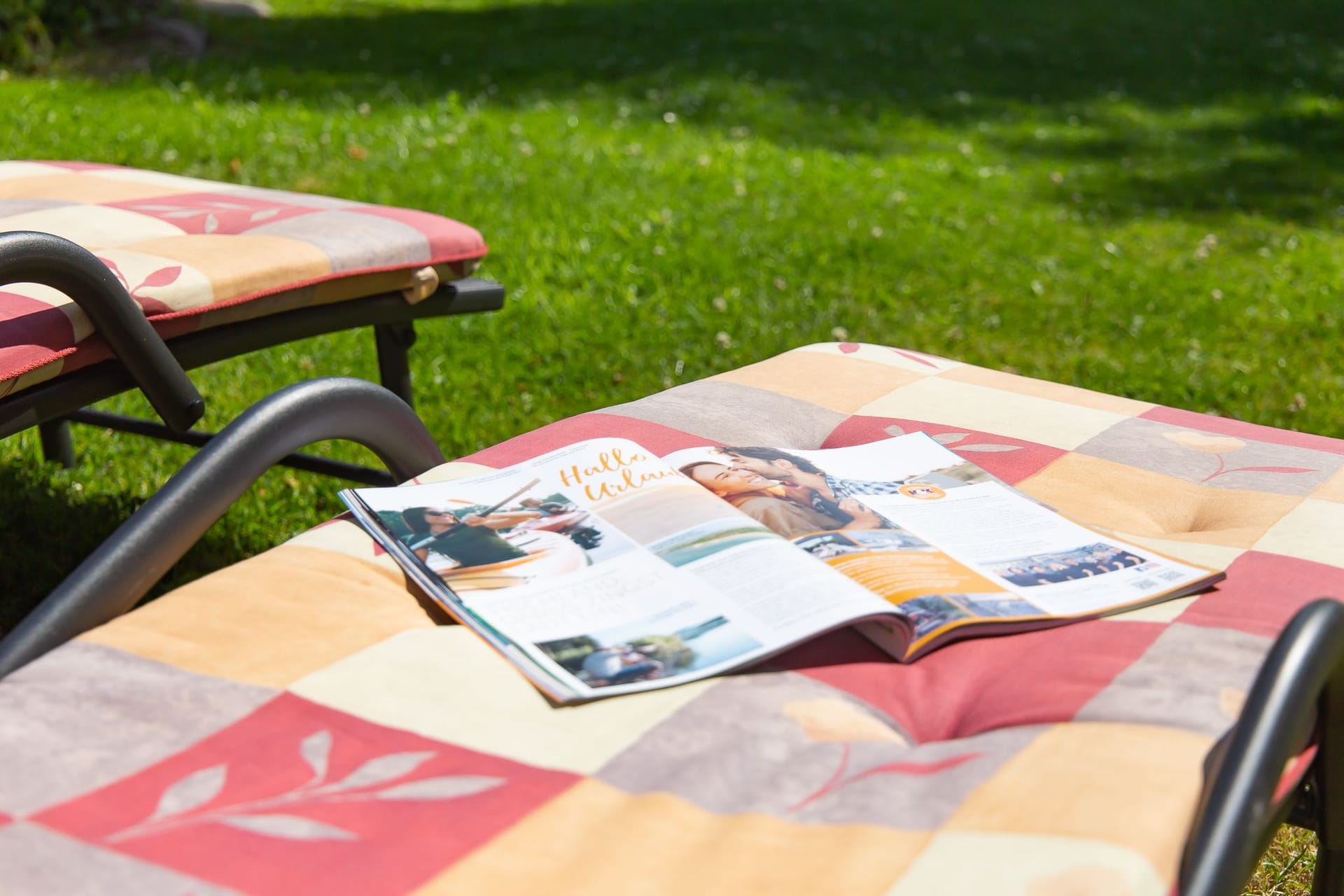 Garten mit Liegen und Zeitschrift