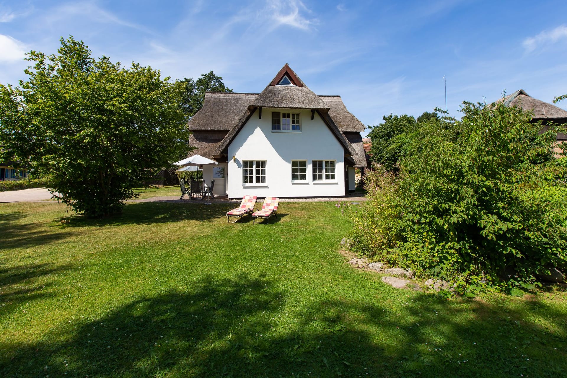 Außenansicht des Ferienhauses mit Garten