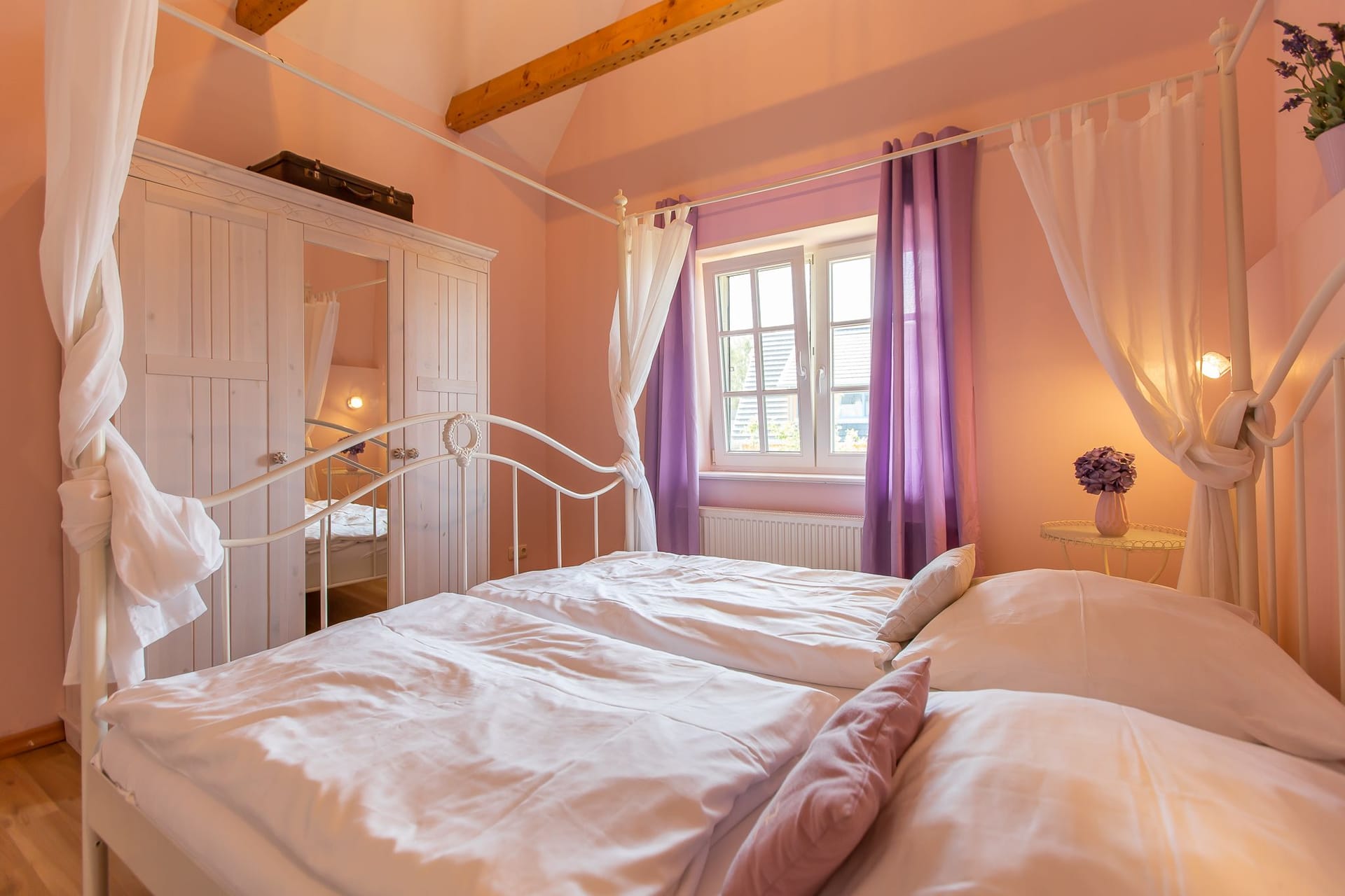 Gemütliches Schlafzimmer mit Doppelbett und Kleiderschrank